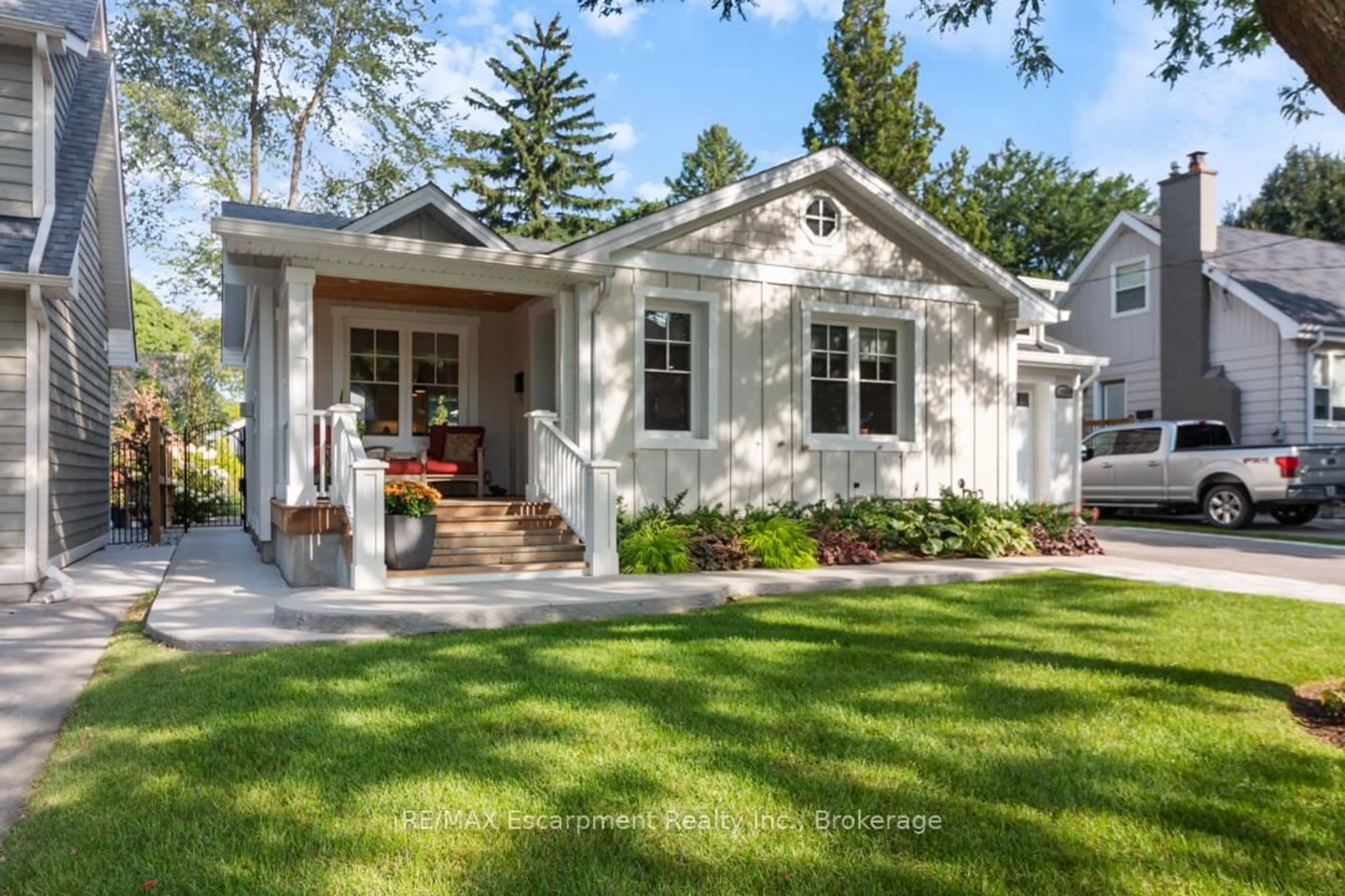 Home with brick exterior material, street for 2109 Wellington Ave, Burlington Ontario L7R 1P6