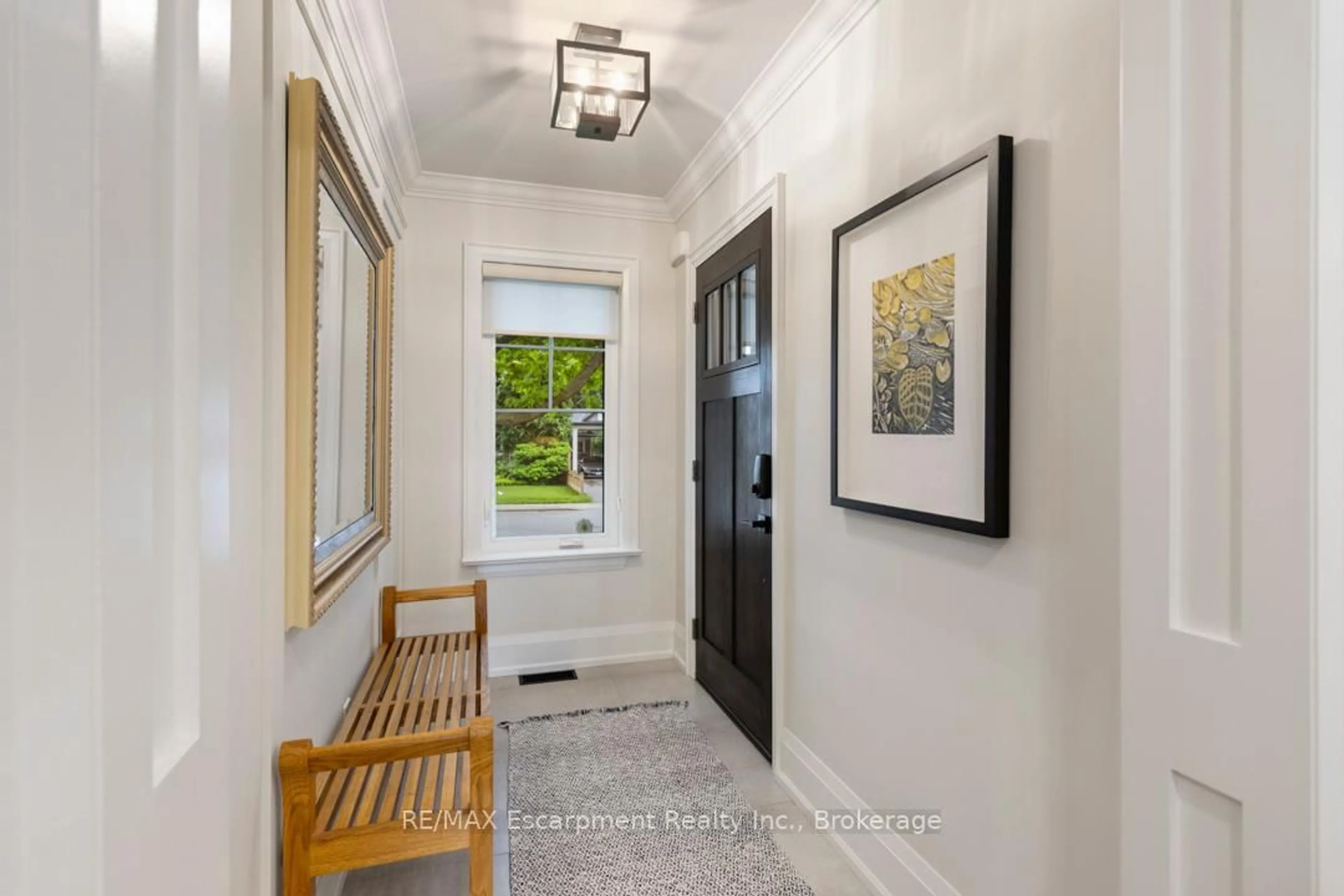 Indoor entryway for 2109 Wellington Ave, Burlington Ontario L7R 1P6