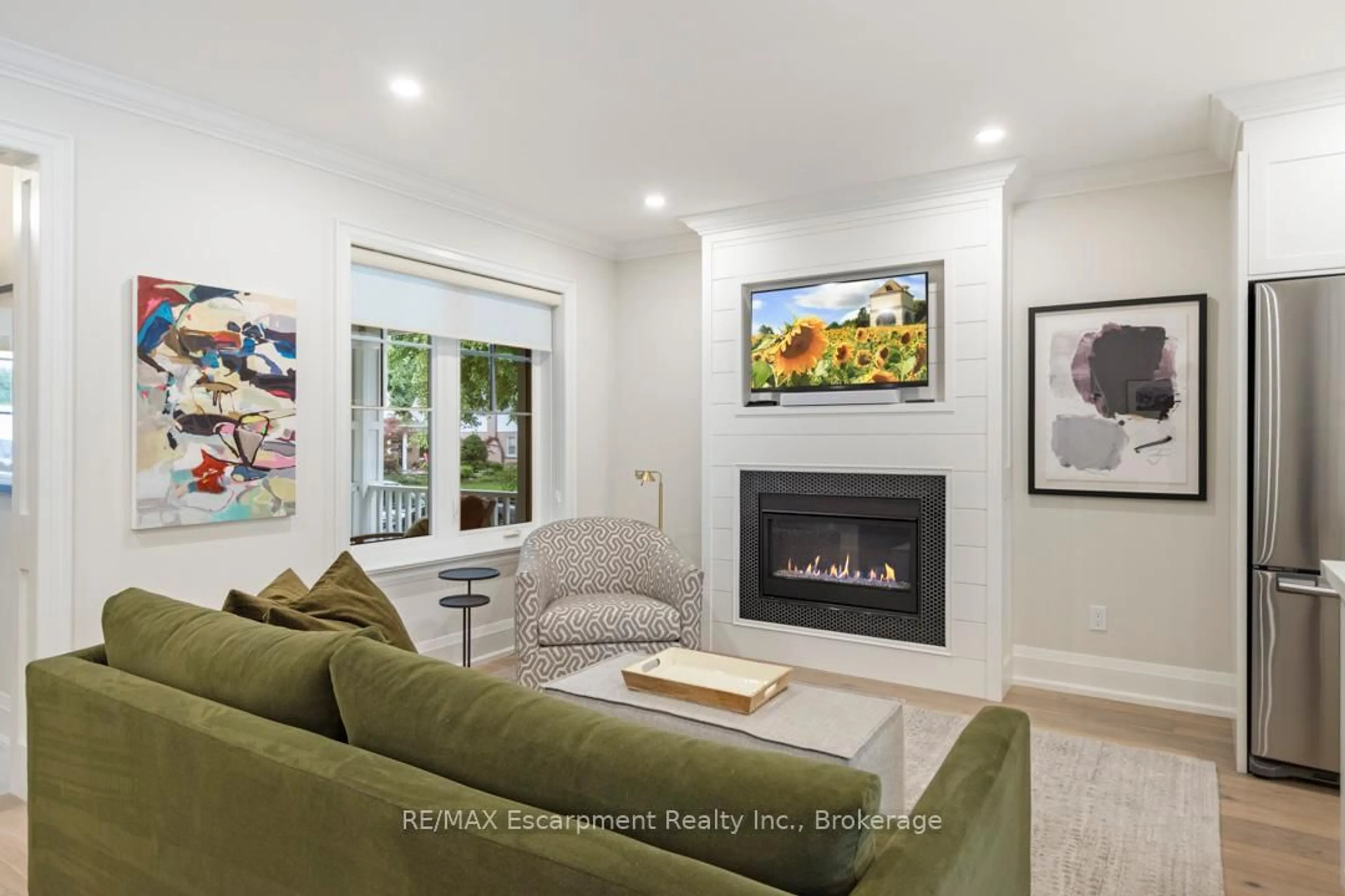 Living room with furniture, ceramic/tile floor for 2109 Wellington Ave, Burlington Ontario L7R 1P6