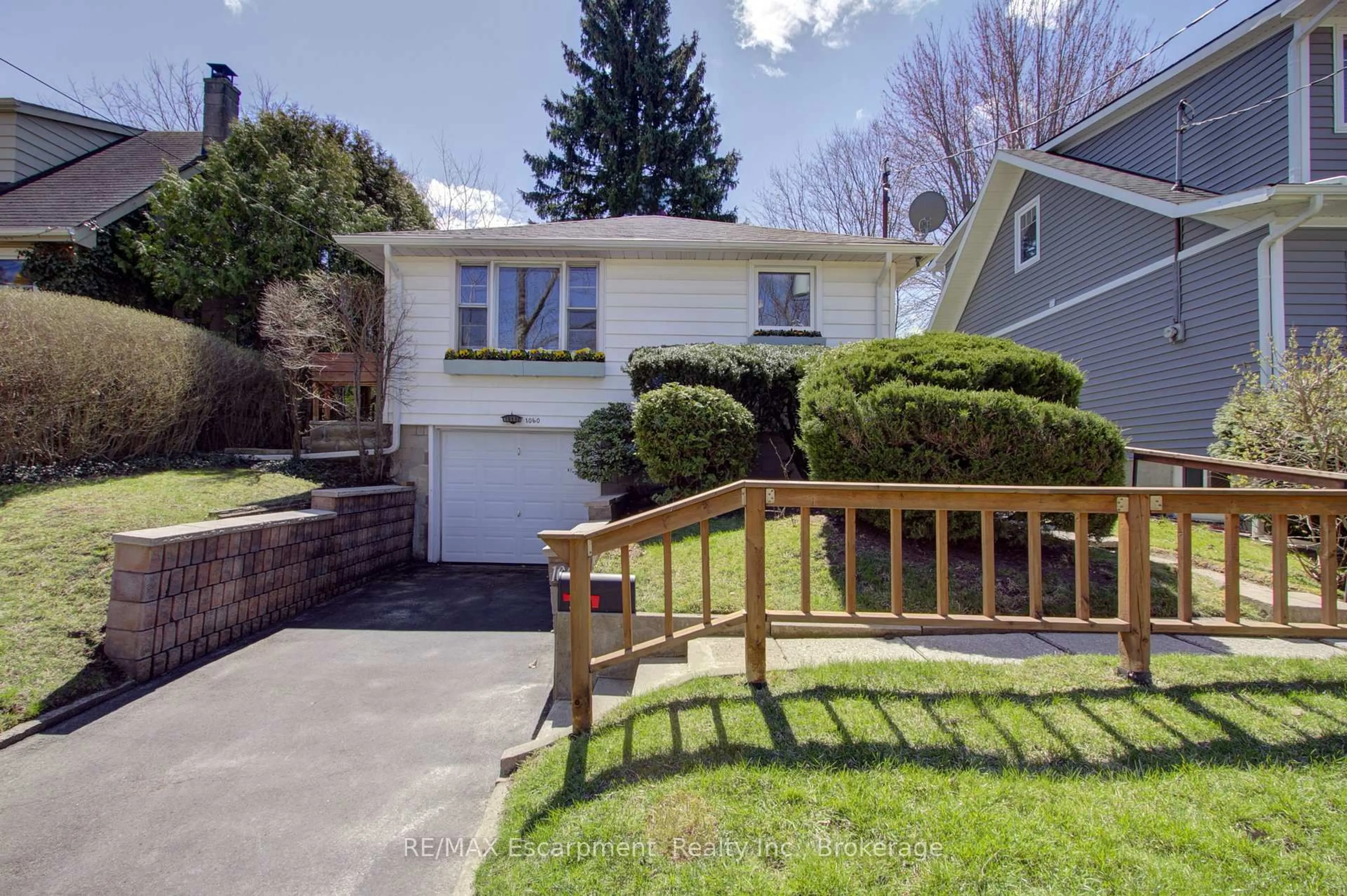 Home with vinyl exterior material, street for 1060 Brook View Ave, Burlington Ontario L7T 1V6