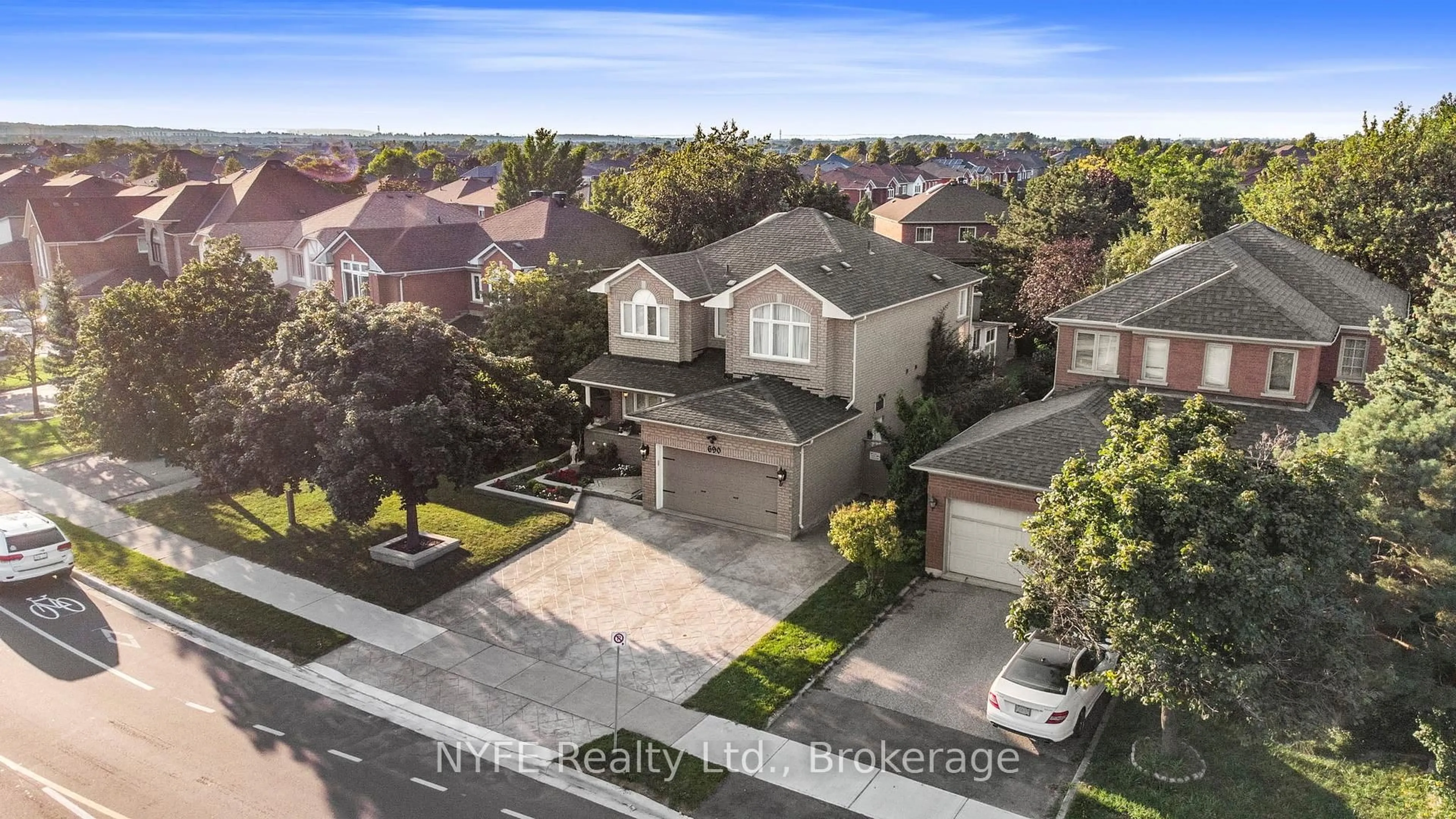 A pic from outside/outdoor area/front of a property/back of a property/a pic from drone, street for 690 Peter Robertson Blvd, Brampton Ontario L6R 1L7