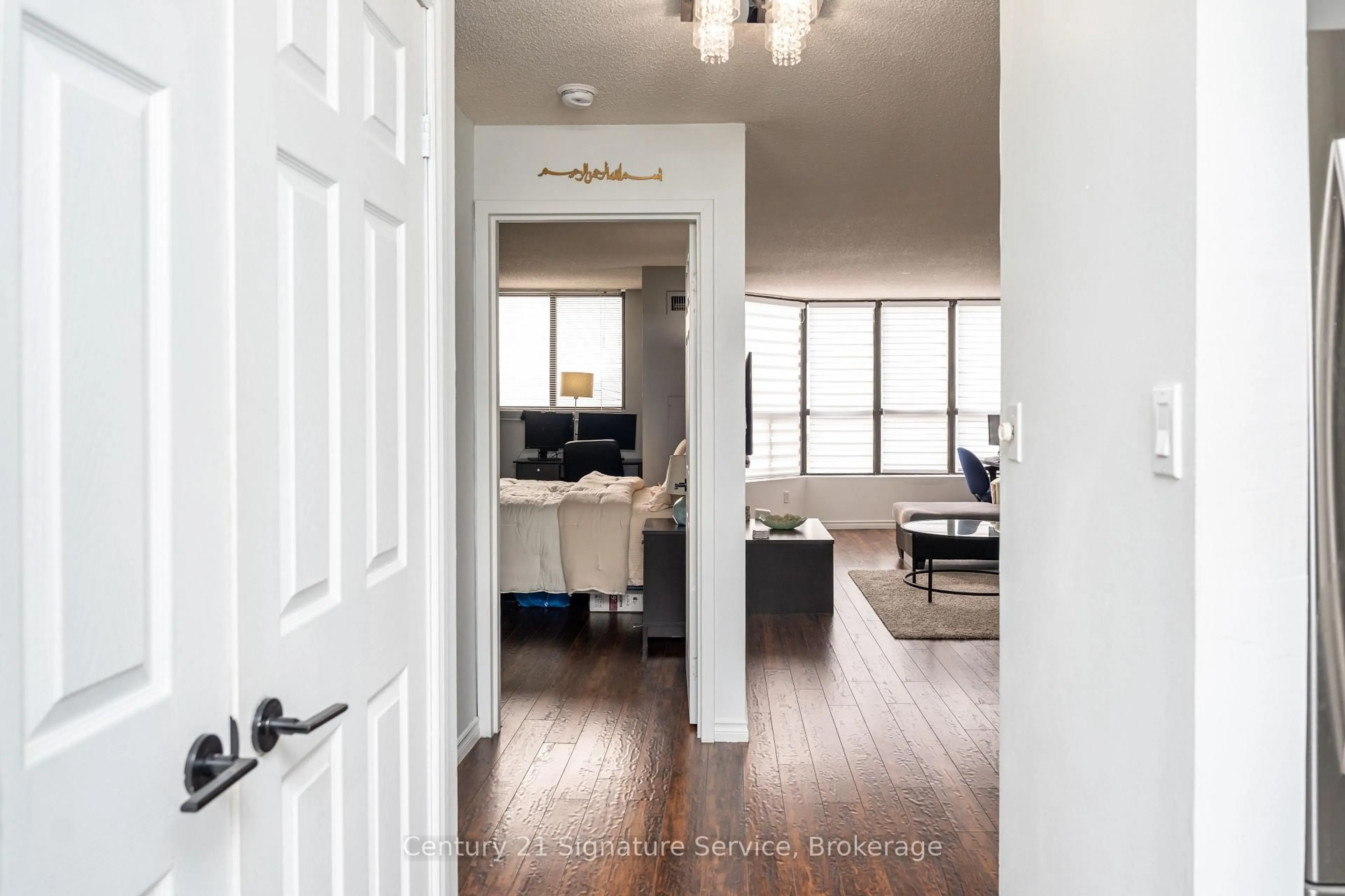 Indoor entryway for 25 Agnes St #504, Mississauga Ontario L5B 3X7
