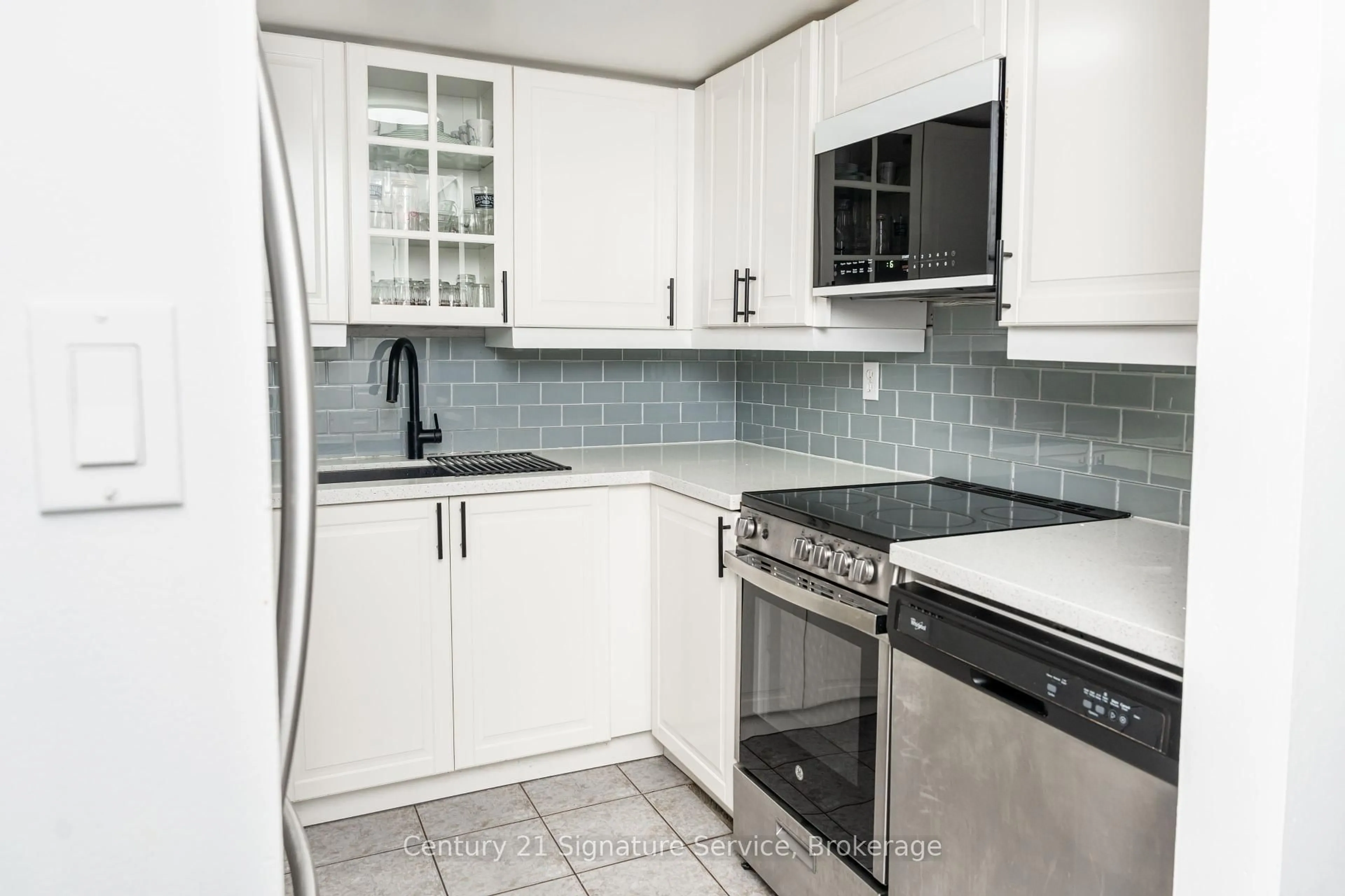 Standard kitchen, ceramic/tile floor for 25 Agnes St #504, Mississauga Ontario L5B 3X7
