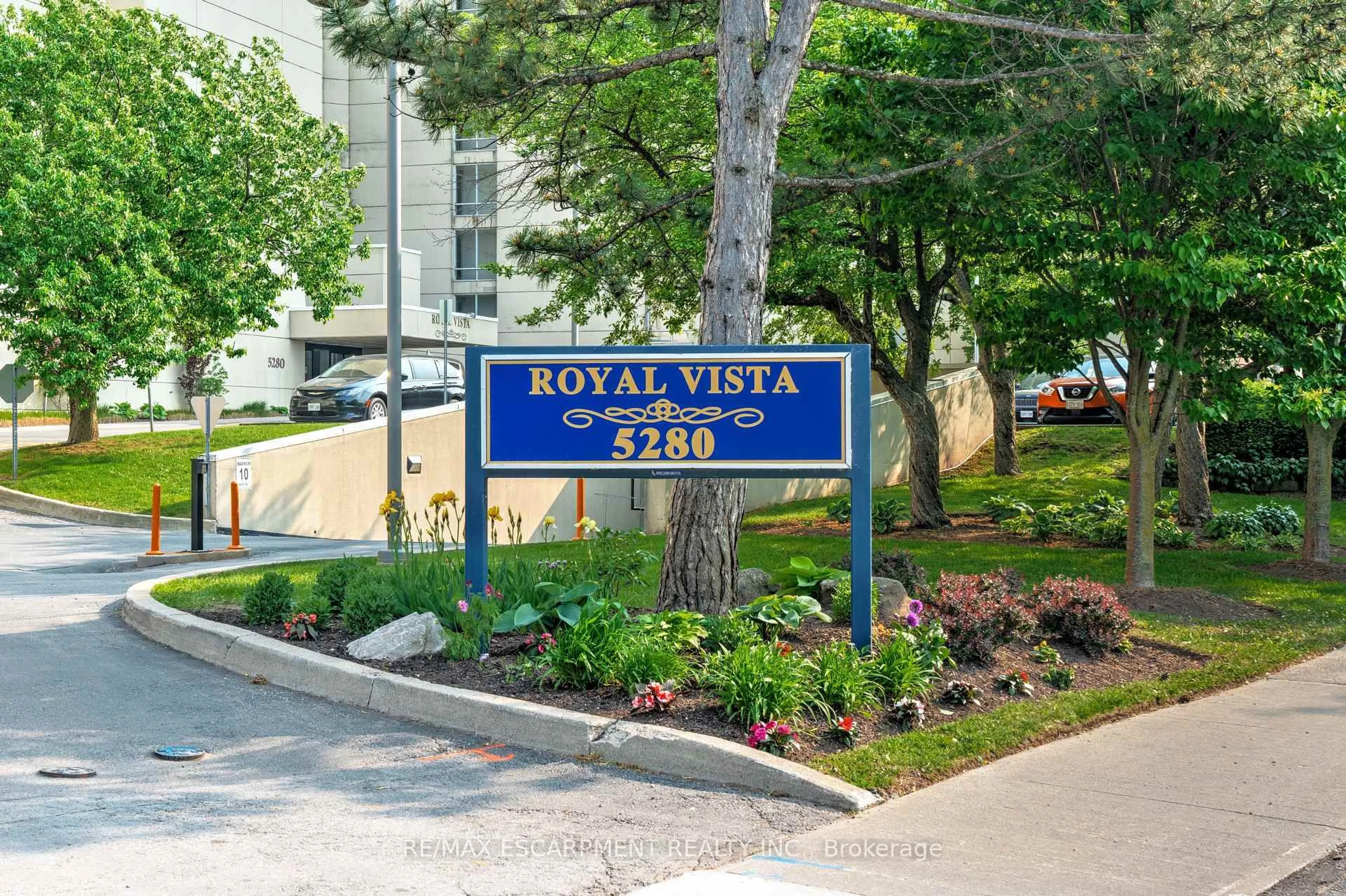 Indoor foyer for 5280 Lakeshore Rd #205, Burlington Ontario L7L 5R1