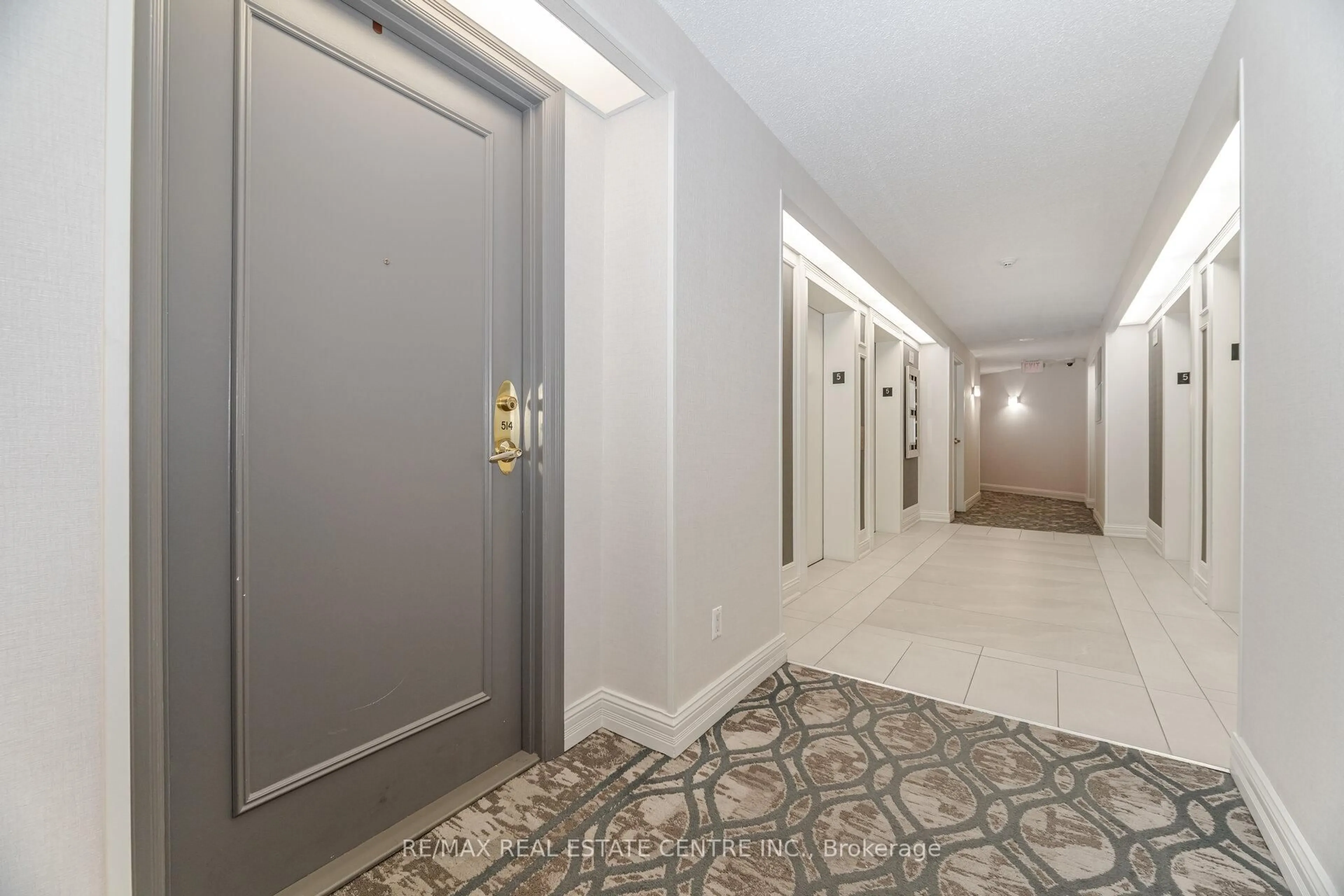 Indoor foyer for 35 Kingsbridge Garden Circ #514, Mississauga Ontario L5R 3Z5