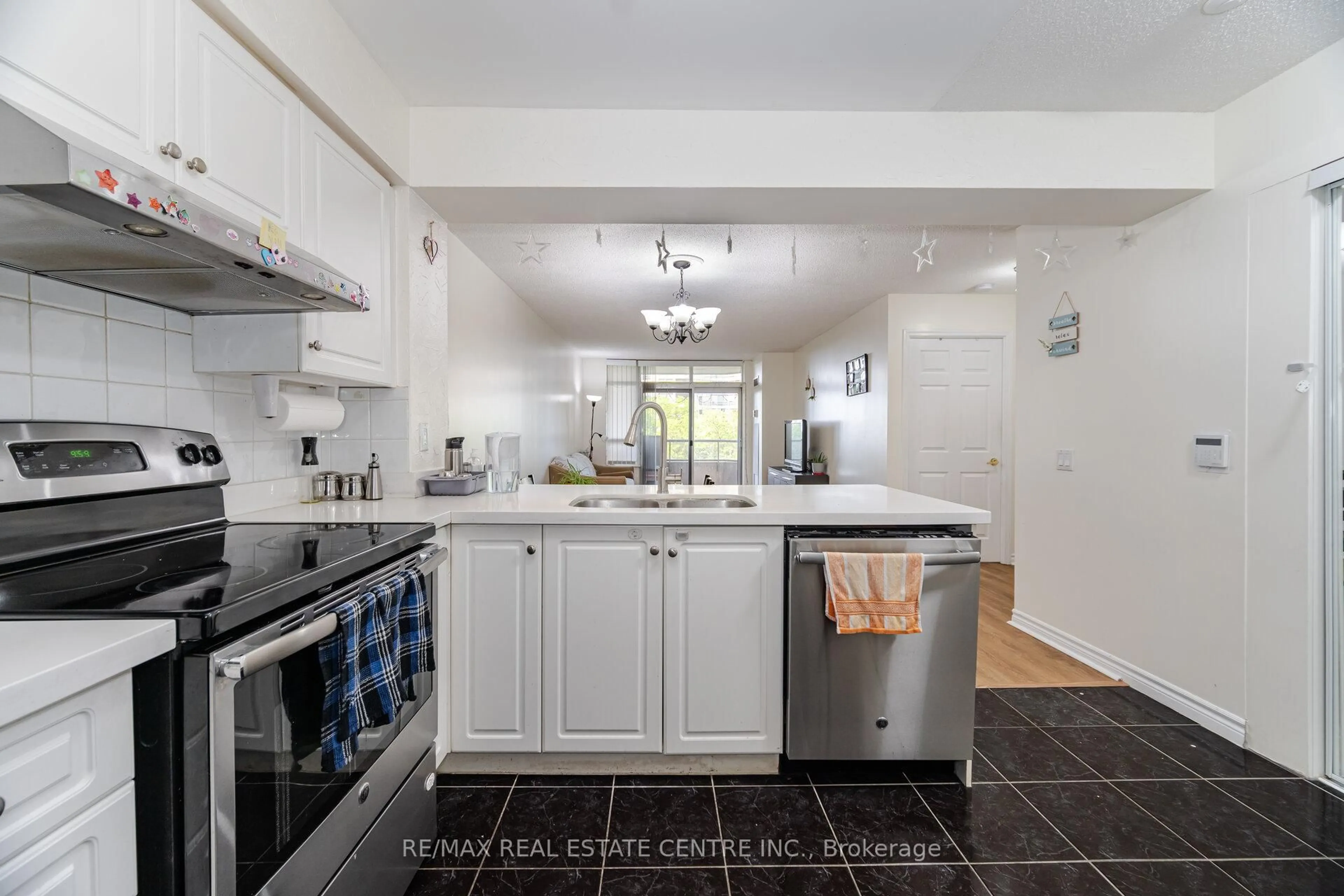 Open concept kitchen, ceramic/tile floor for 35 Kingsbridge Garden Circ #514, Mississauga Ontario L5R 3Z5