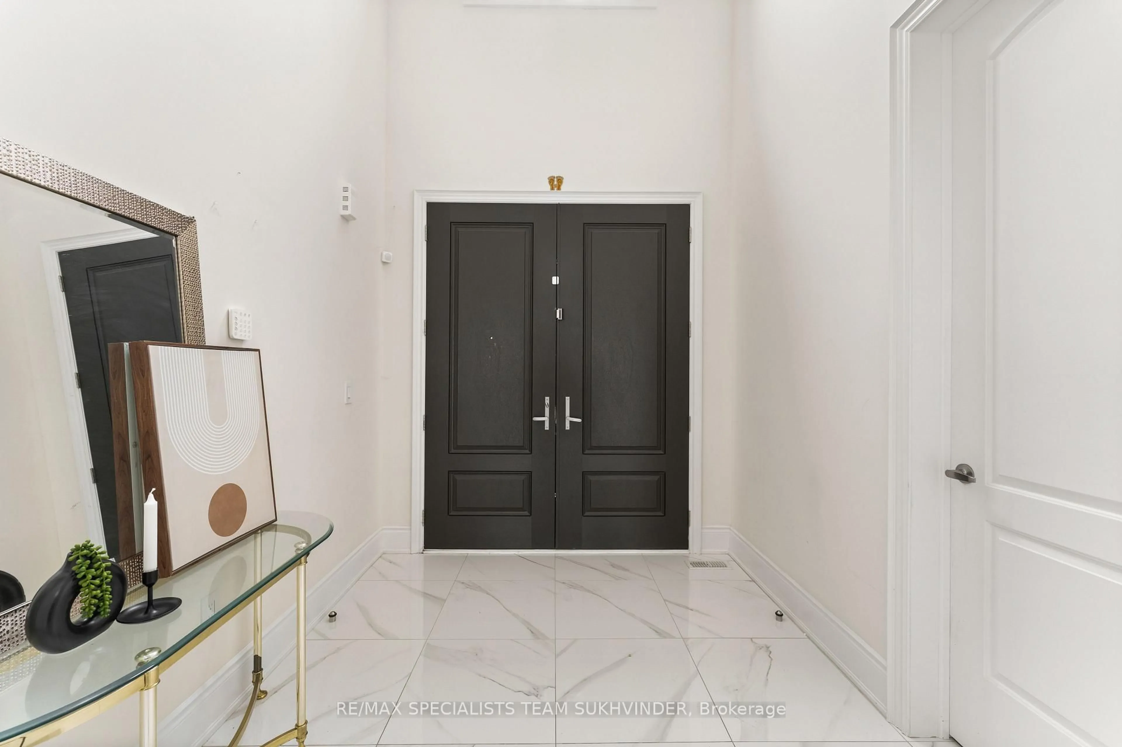 Indoor foyer for 27 Daisy Meadow Cres, Caledon Ontario L7C 4G4