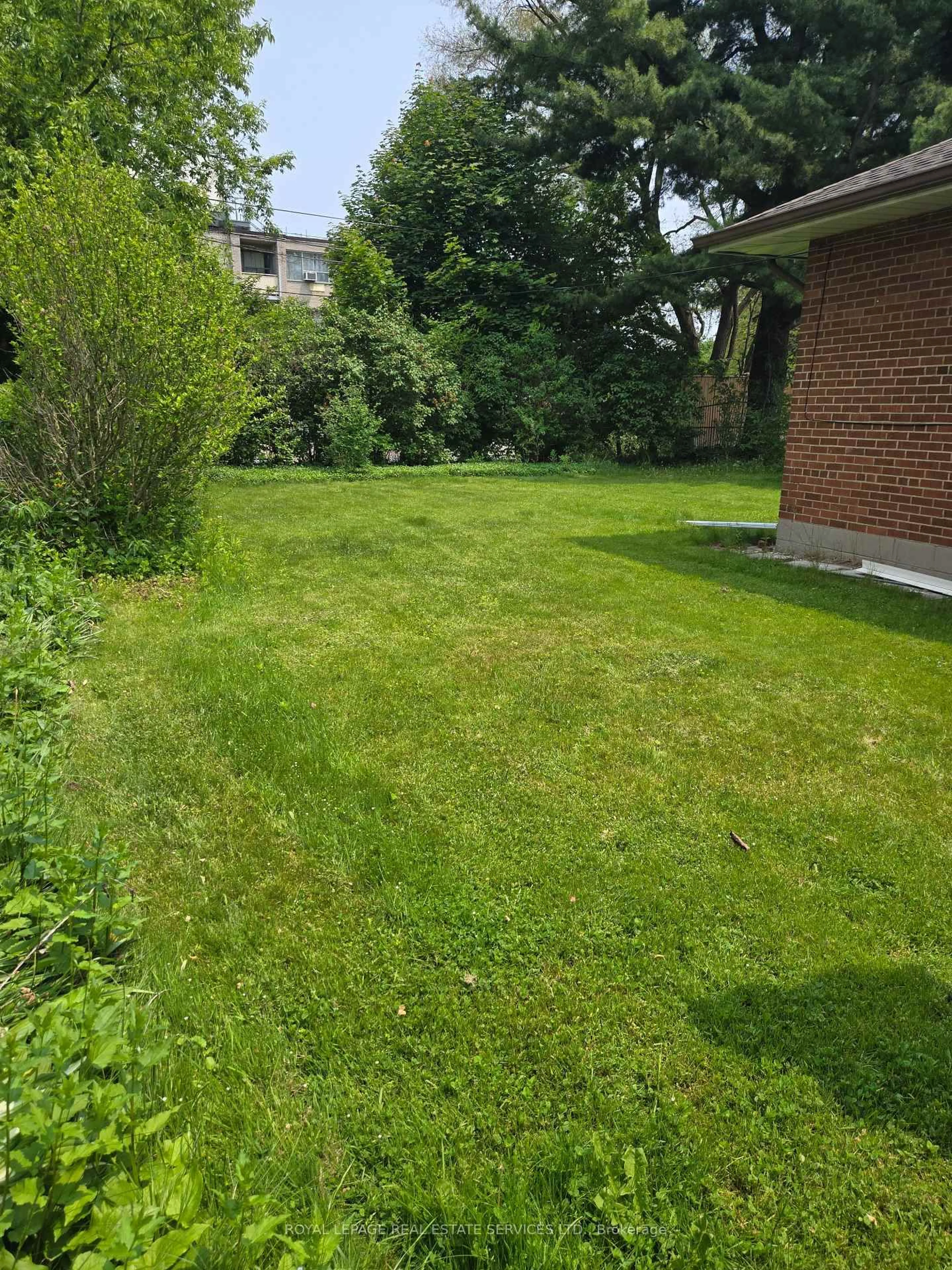 A pic from outside/outdoor area/front of a property/back of a property/a pic from drone, street for 23 Sevenoaks Ave, Toronto Ontario M8Z 3P6