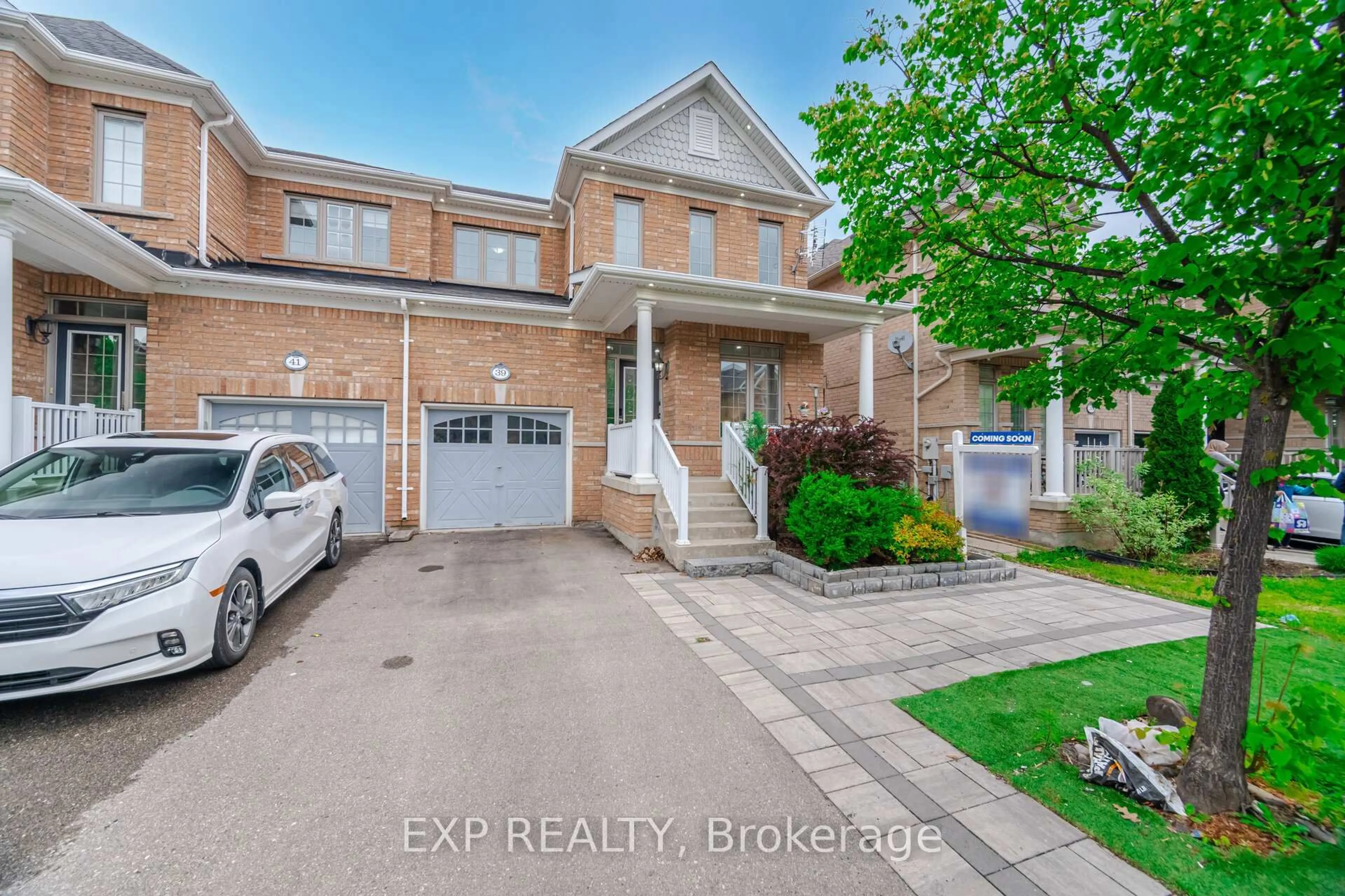A pic from outside/outdoor area/front of a property/back of a property/a pic from drone, street for 39 Forbes Terr, Milton Ontario L9T 3X3