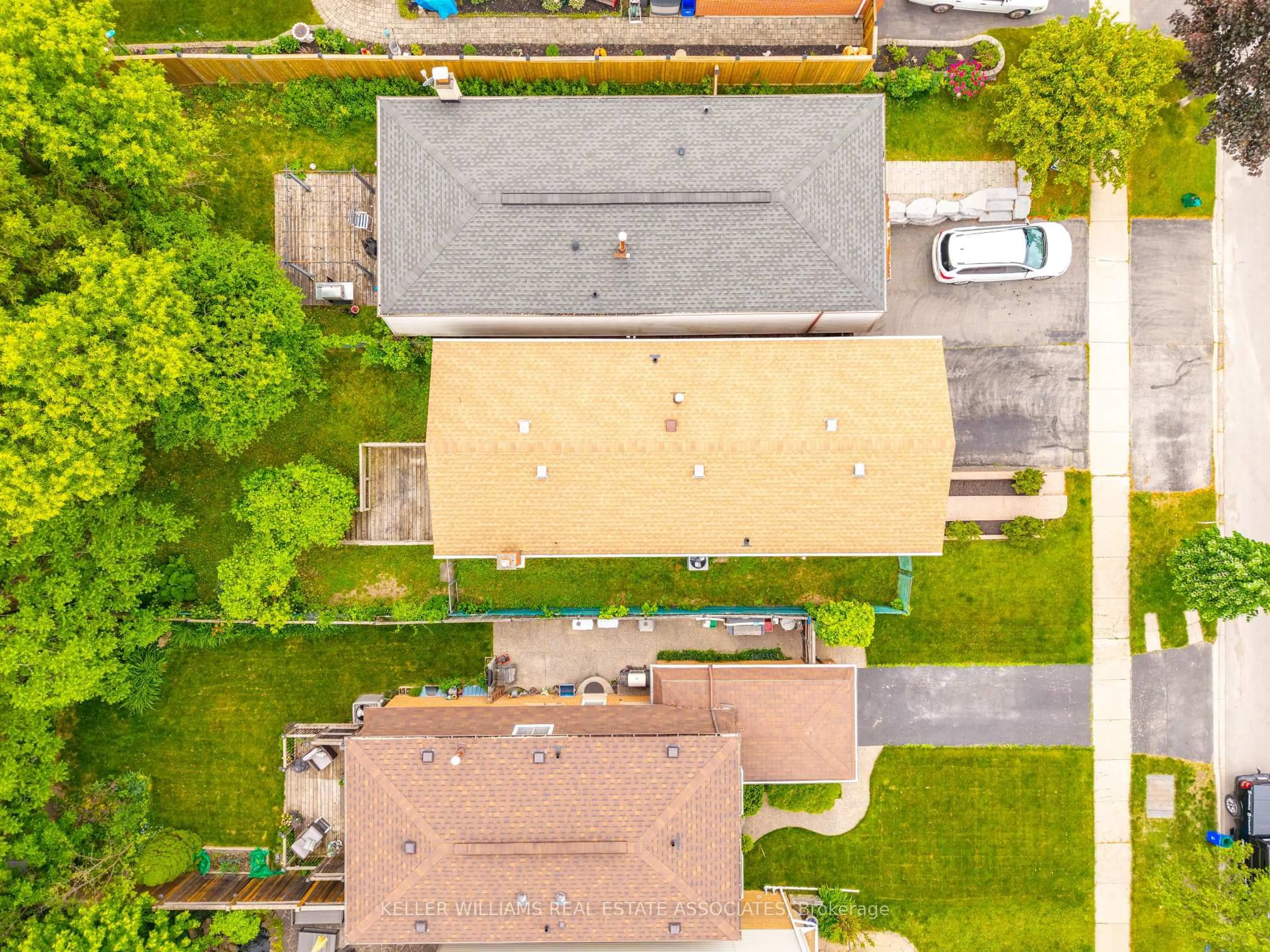 A pic from outside/outdoor area/front of a property/back of a property/a pic from drone, street for 3348 Hannibal Rd, Burlington Ontario L7M 1R7