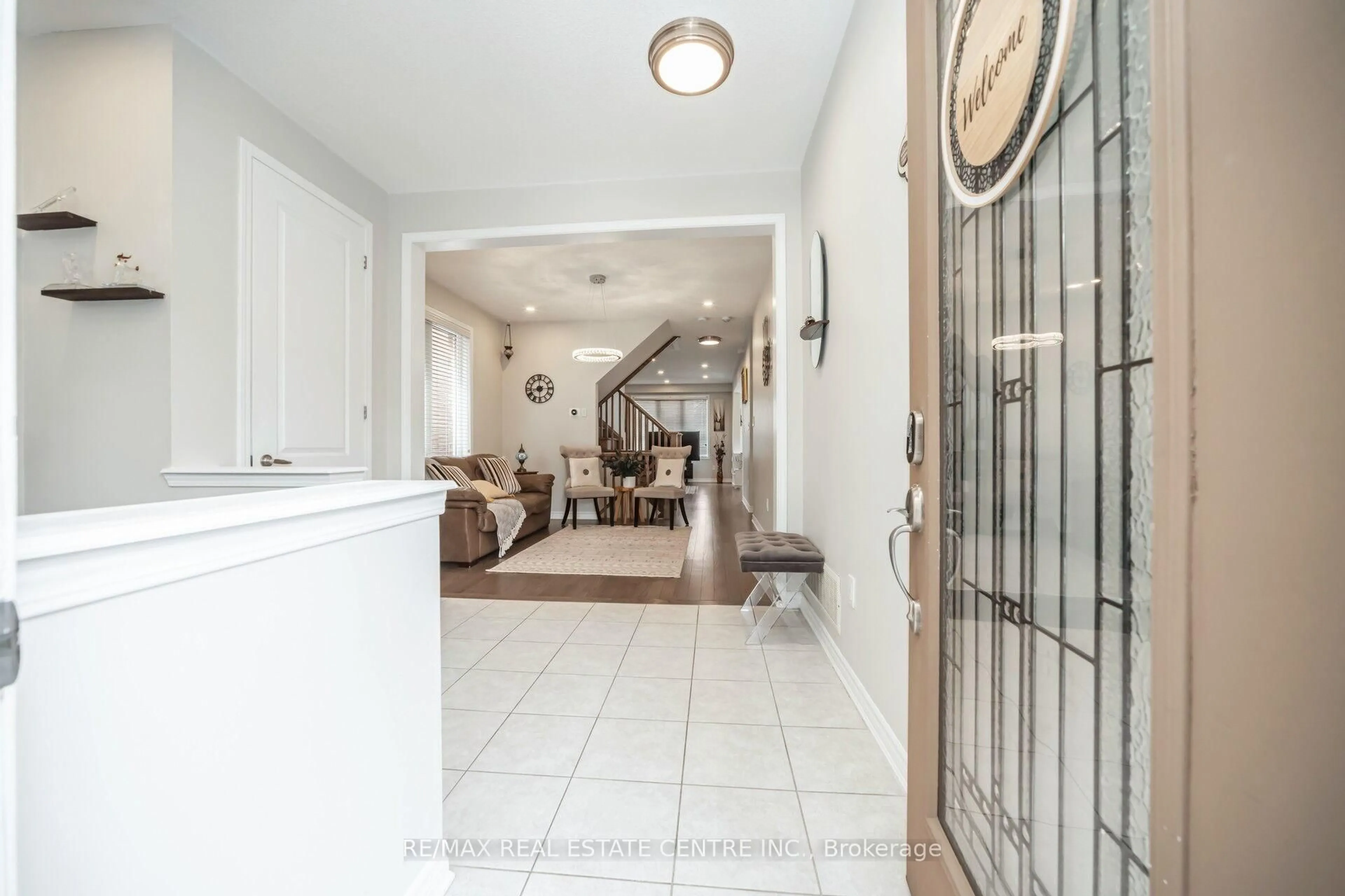 Indoor foyer for 343 Emmett Landing, Milton Ontario L9E 0A6