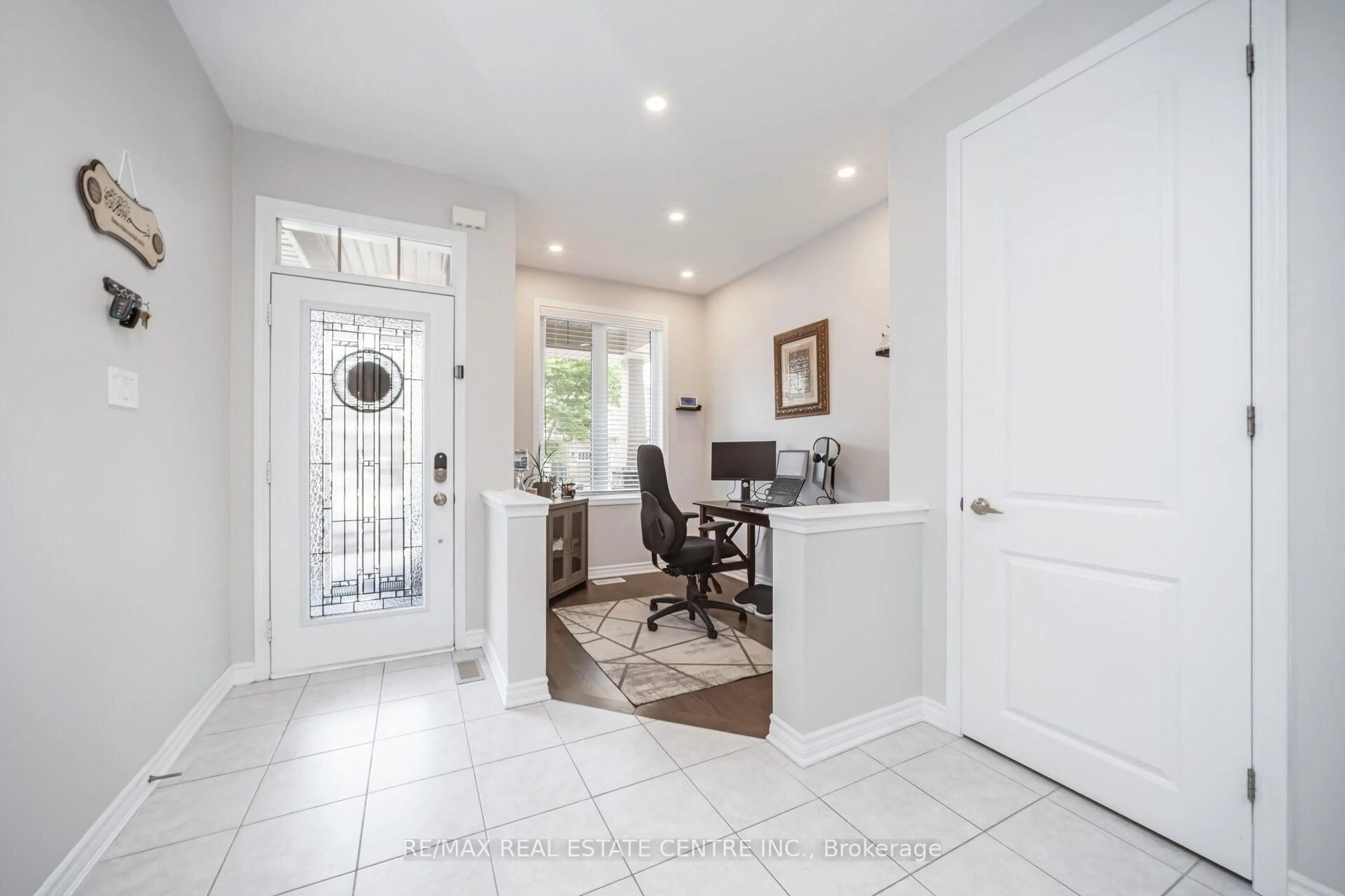 Indoor entryway for 343 Emmett Landing, Milton Ontario L9E 0A6