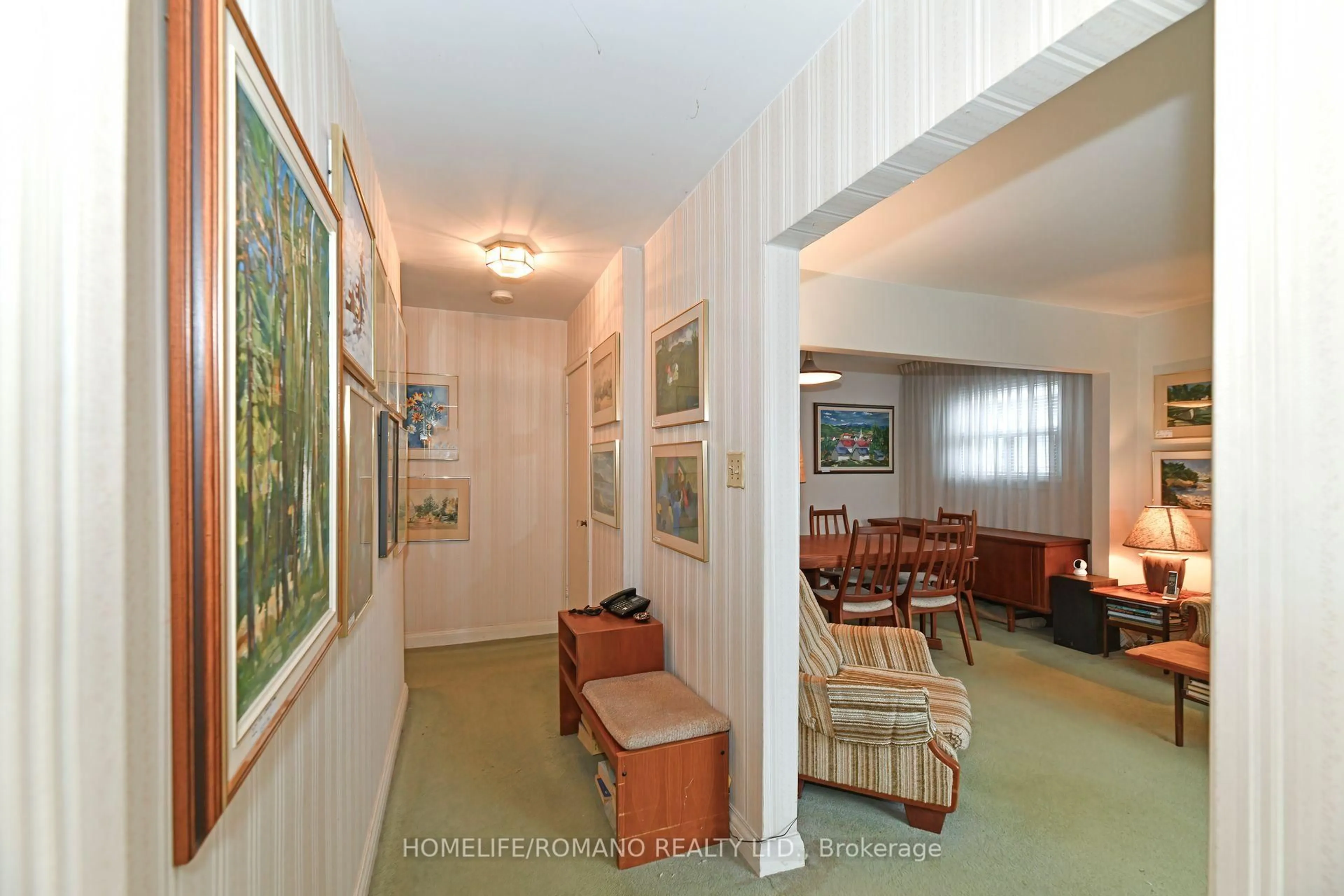 Indoor foyer for 238 Epsom Downs Dr, Toronto Ontario M3M 1T4
