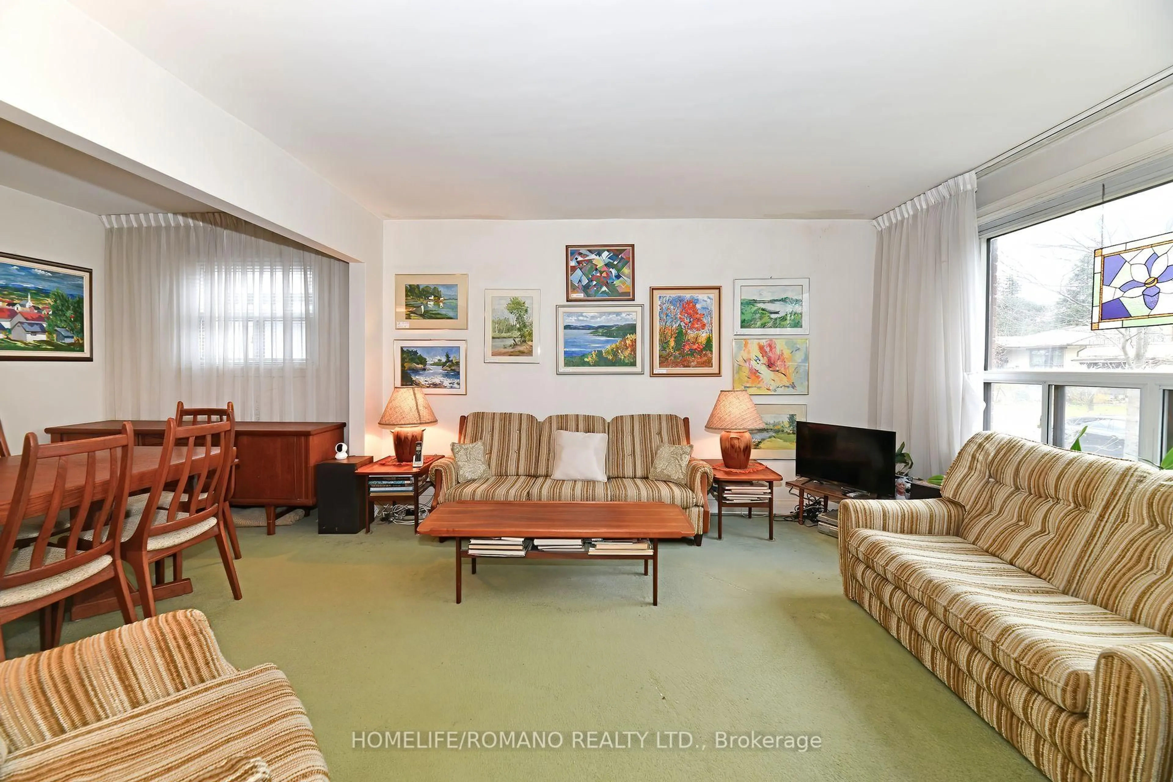 Living room with furniture, carpet floor for 238 Epsom Downs Dr, Toronto Ontario M3M 1T4