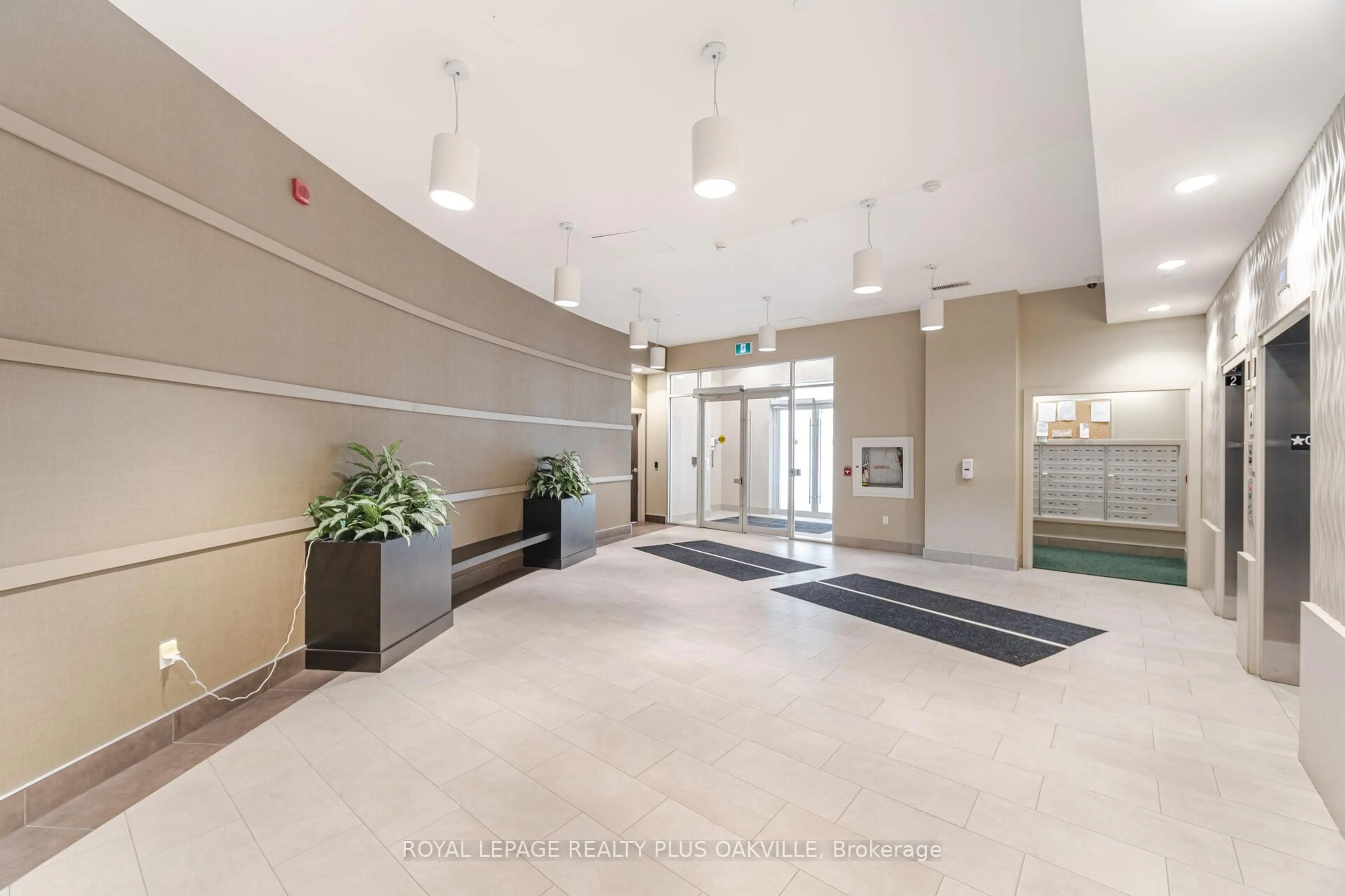 Indoor foyer for 216 Oak Park Blvd #325, Oakville Ontario L6H 7S8