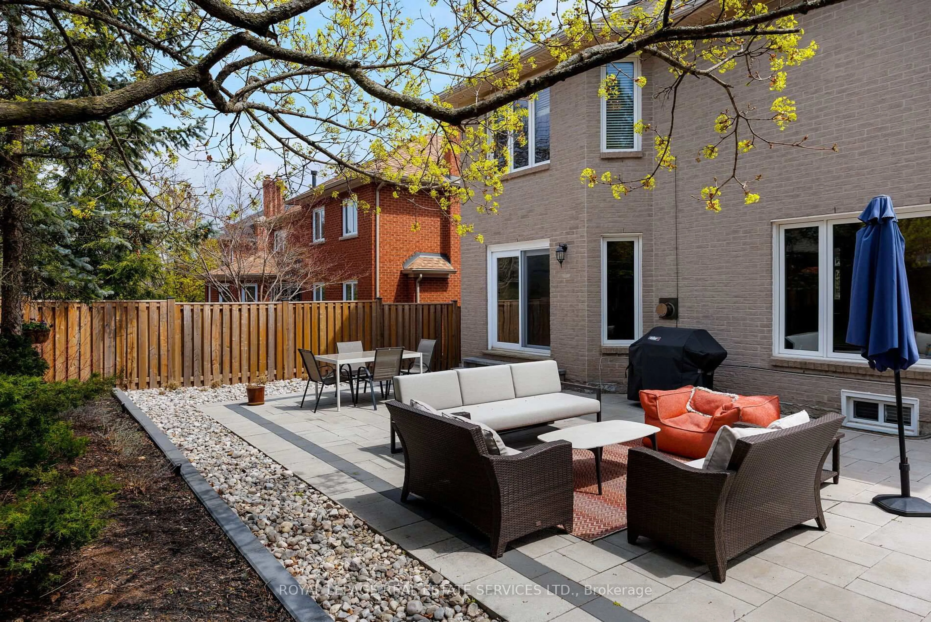 Patio, street for 1061 Summit Ridge Dr, Oakville Ontario L6M 3K9