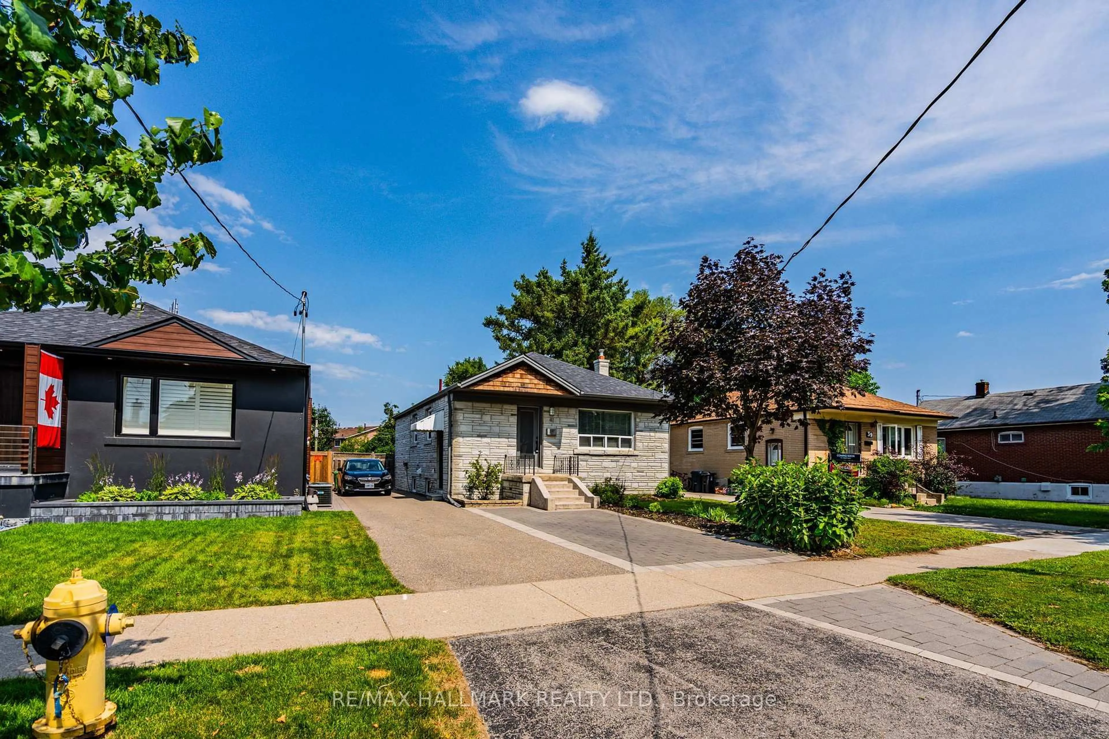 A pic from outside/outdoor area/front of a property/back of a property/a pic from drone, street for 41 Treeview Dr, Toronto Ontario M8W 4C1