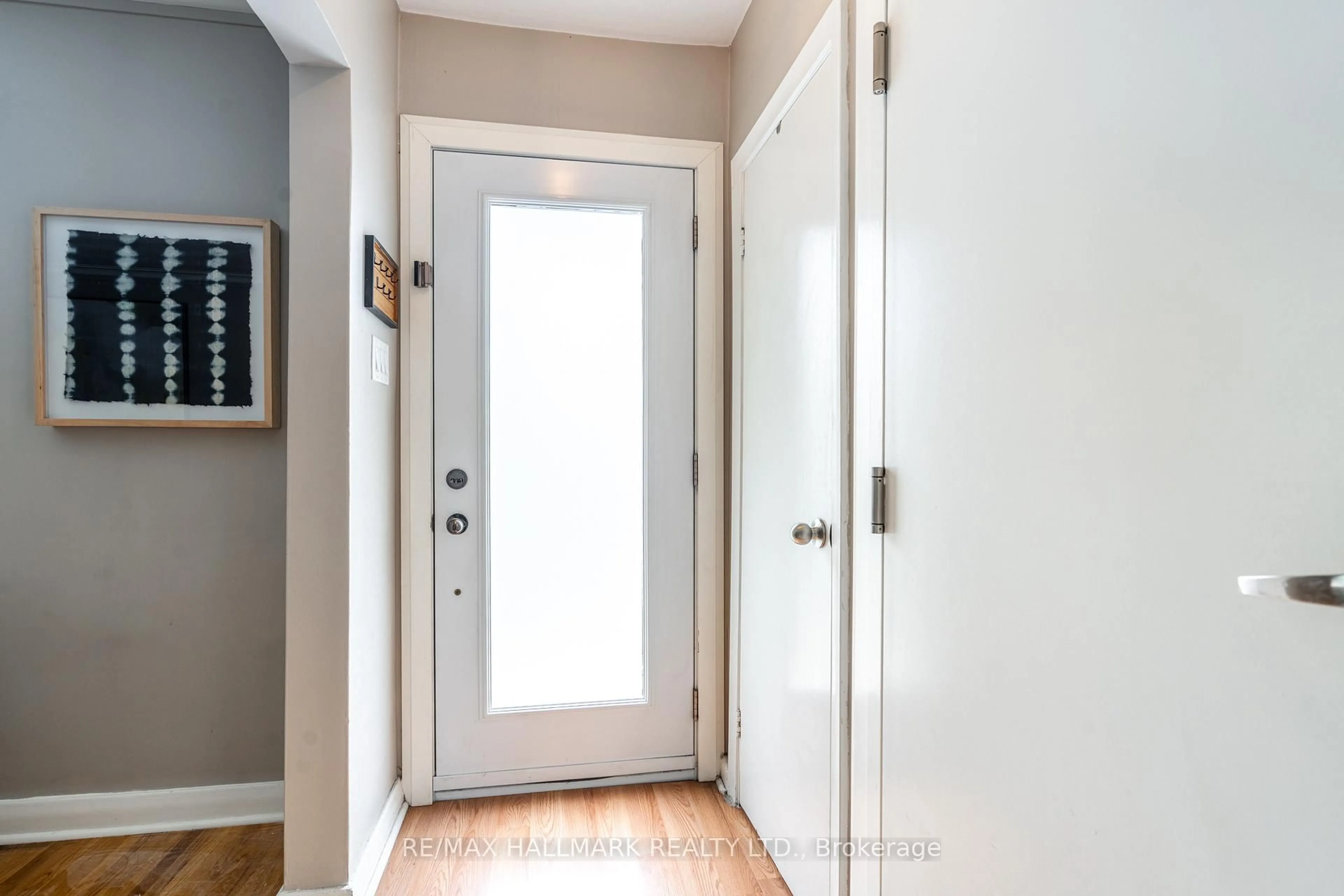 Indoor entryway for 41 Treeview Dr, Toronto Ontario M8W 4C1