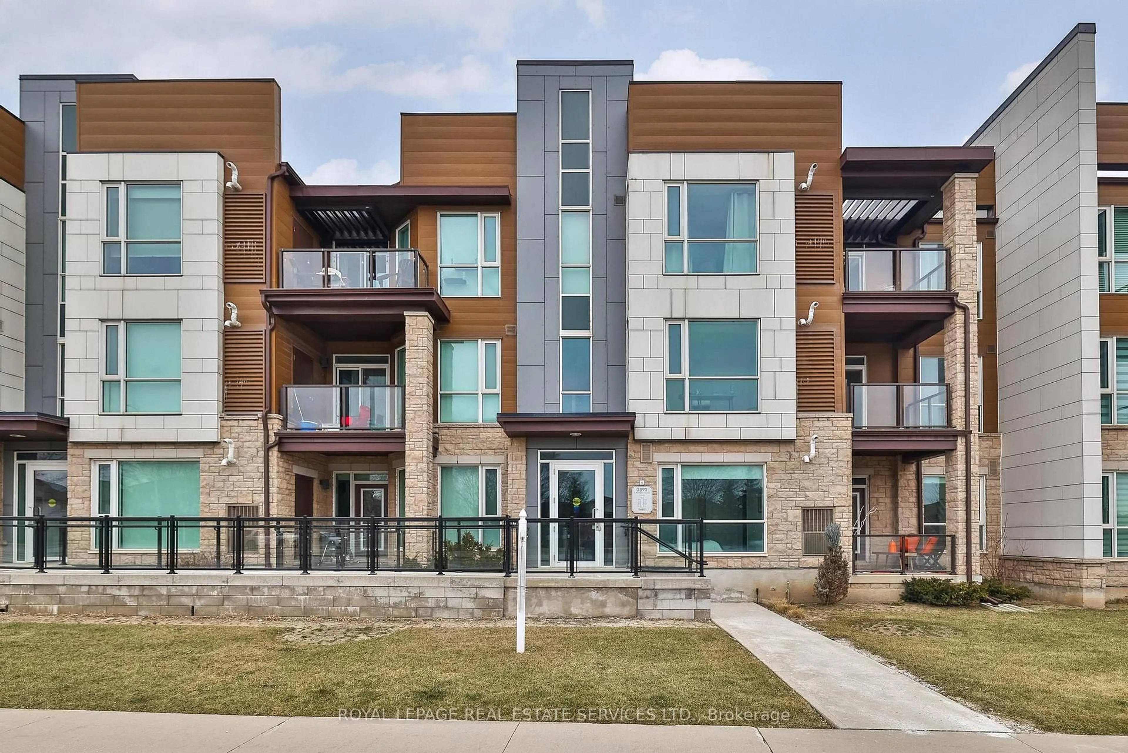 Home with brick exterior material, building for 2393 Bronte Rd, Oakville Ontario L6M 1P5