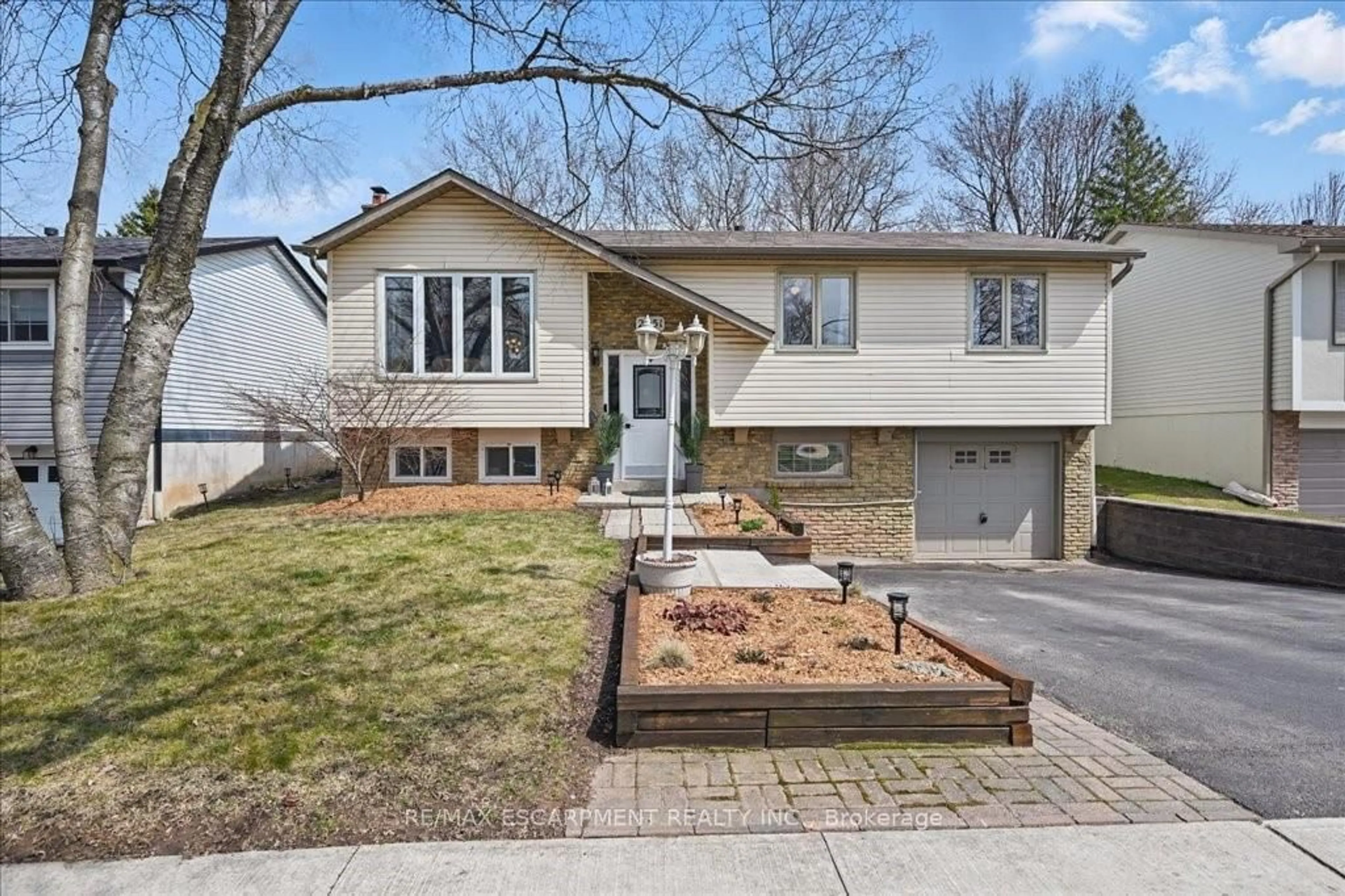 Home with vinyl exterior material, street for 2251 Ingersoll Dr, Burlington Ontario L7P 3L1