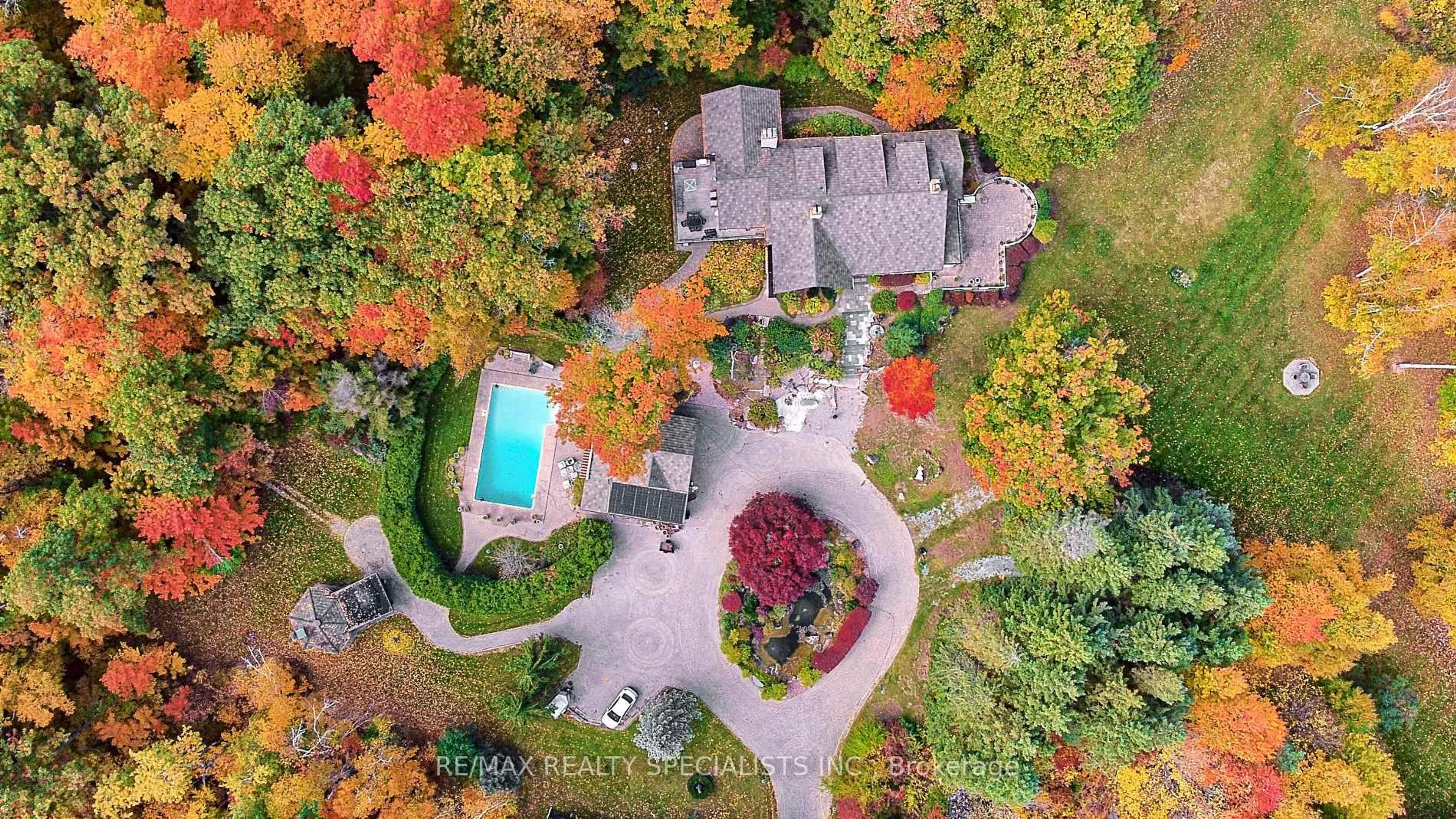A pic from outside/outdoor area/front of a property/back of a property/a pic from drone, street for 1251 Britannia Rd, Burlington Ontario L7P 0E7