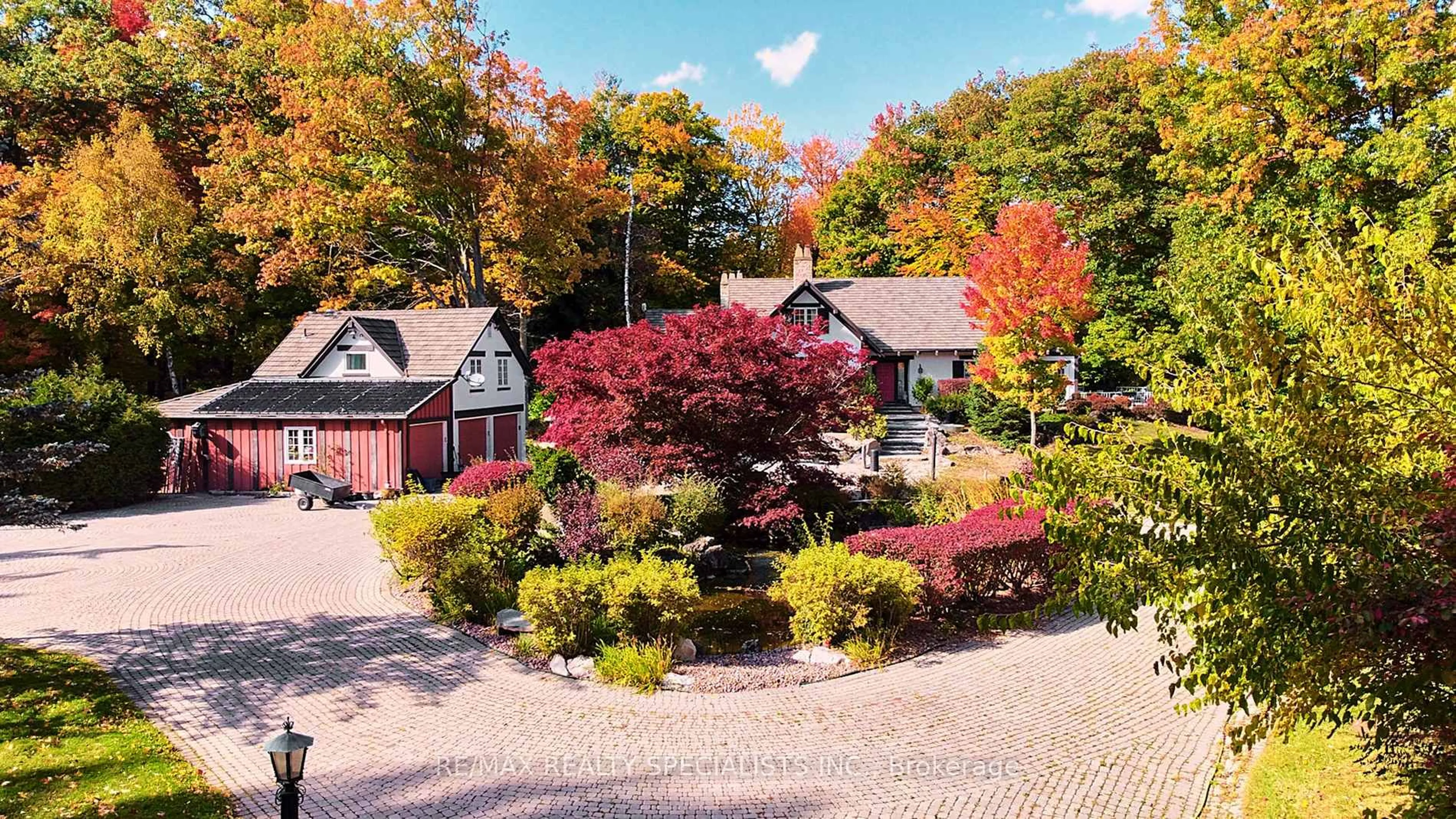 A pic from outside/outdoor area/front of a property/back of a property/a pic from drone, street for 1251 Britannia Rd, Burlington Ontario L7P 0E7