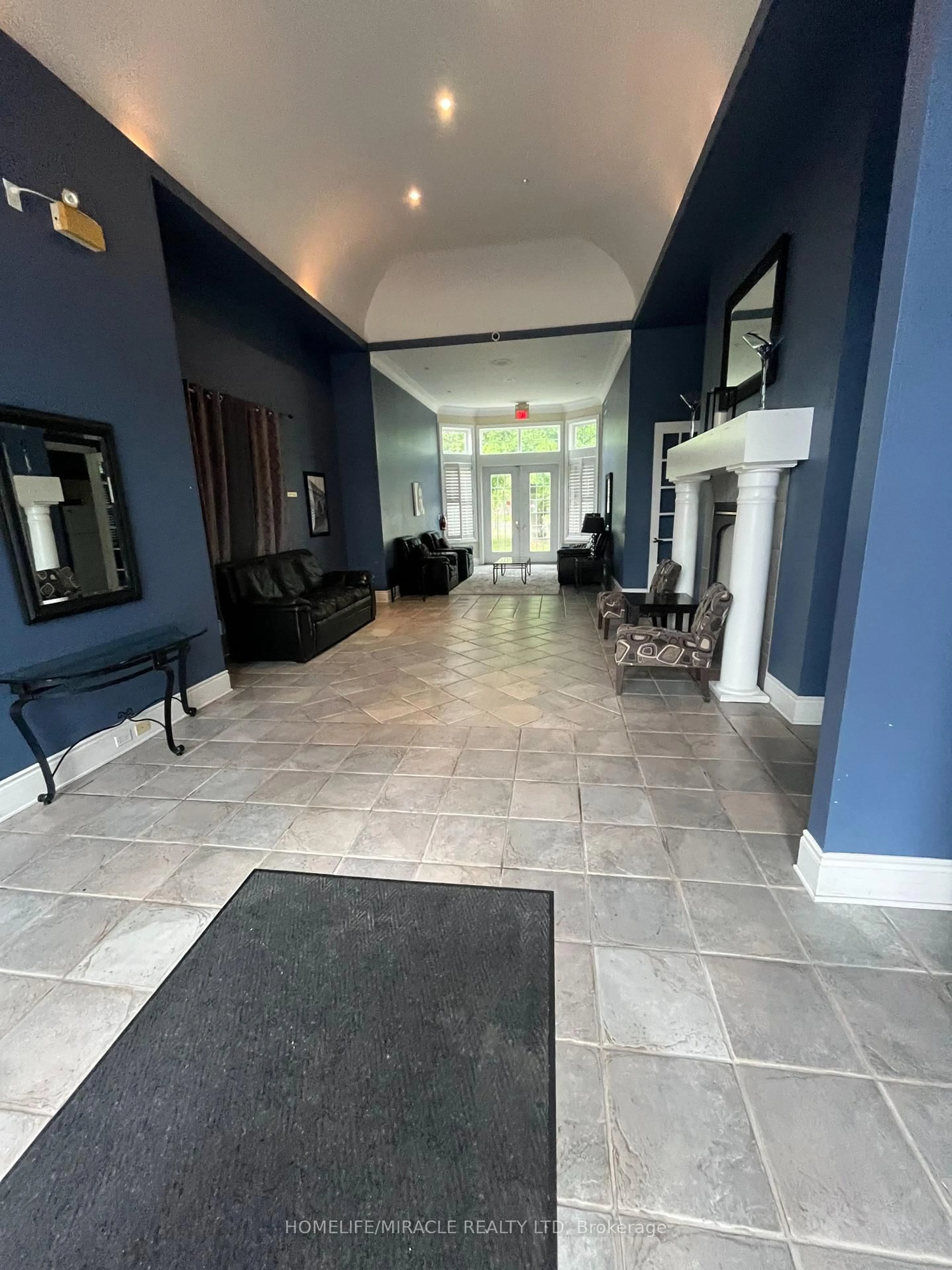 Indoor foyer for 1411 Walker's Line #105, Burlington Ontario L7M 4P5
