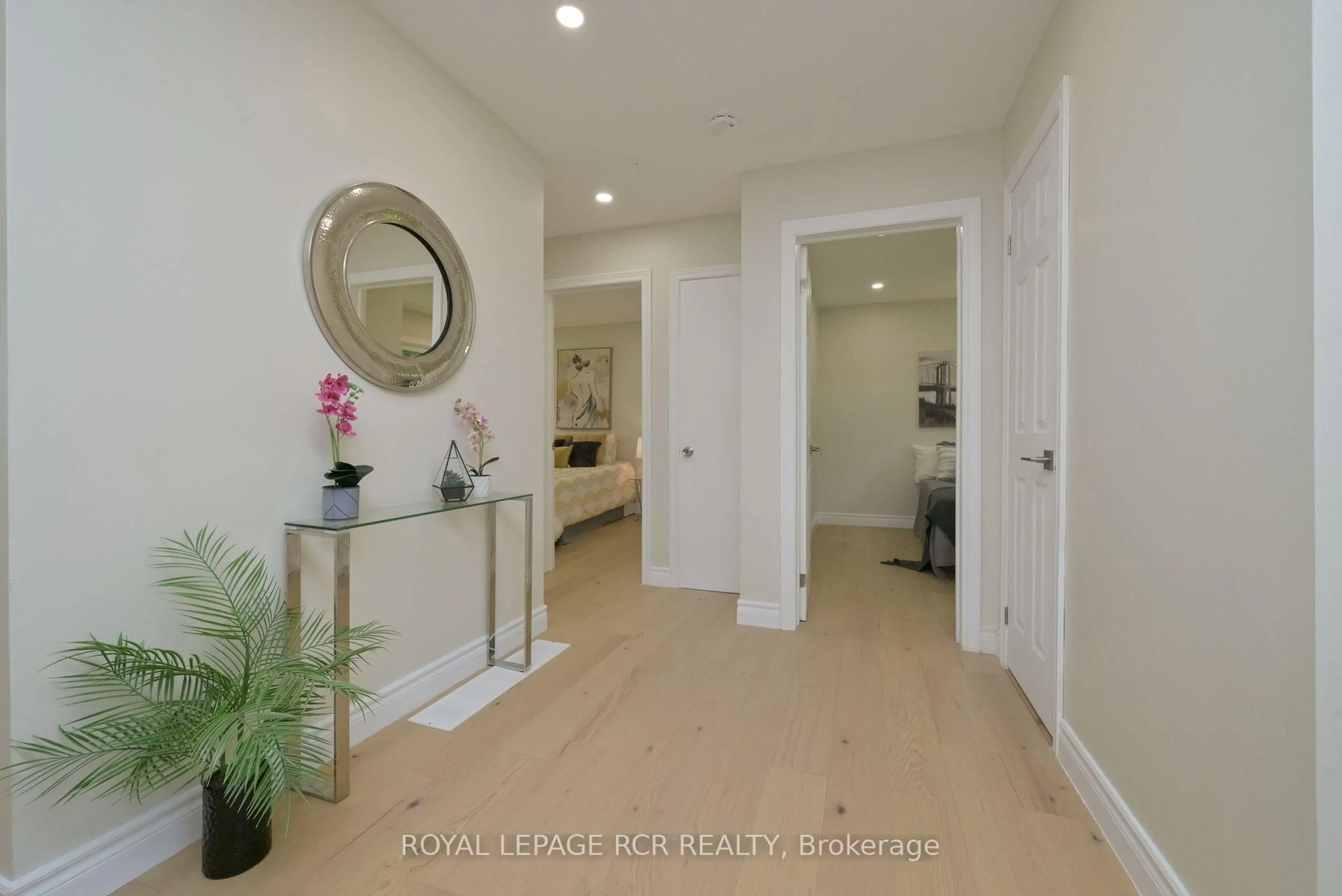 Indoor entryway for 218 Elizabeth St, Orangeville Ontario L9W 1C8