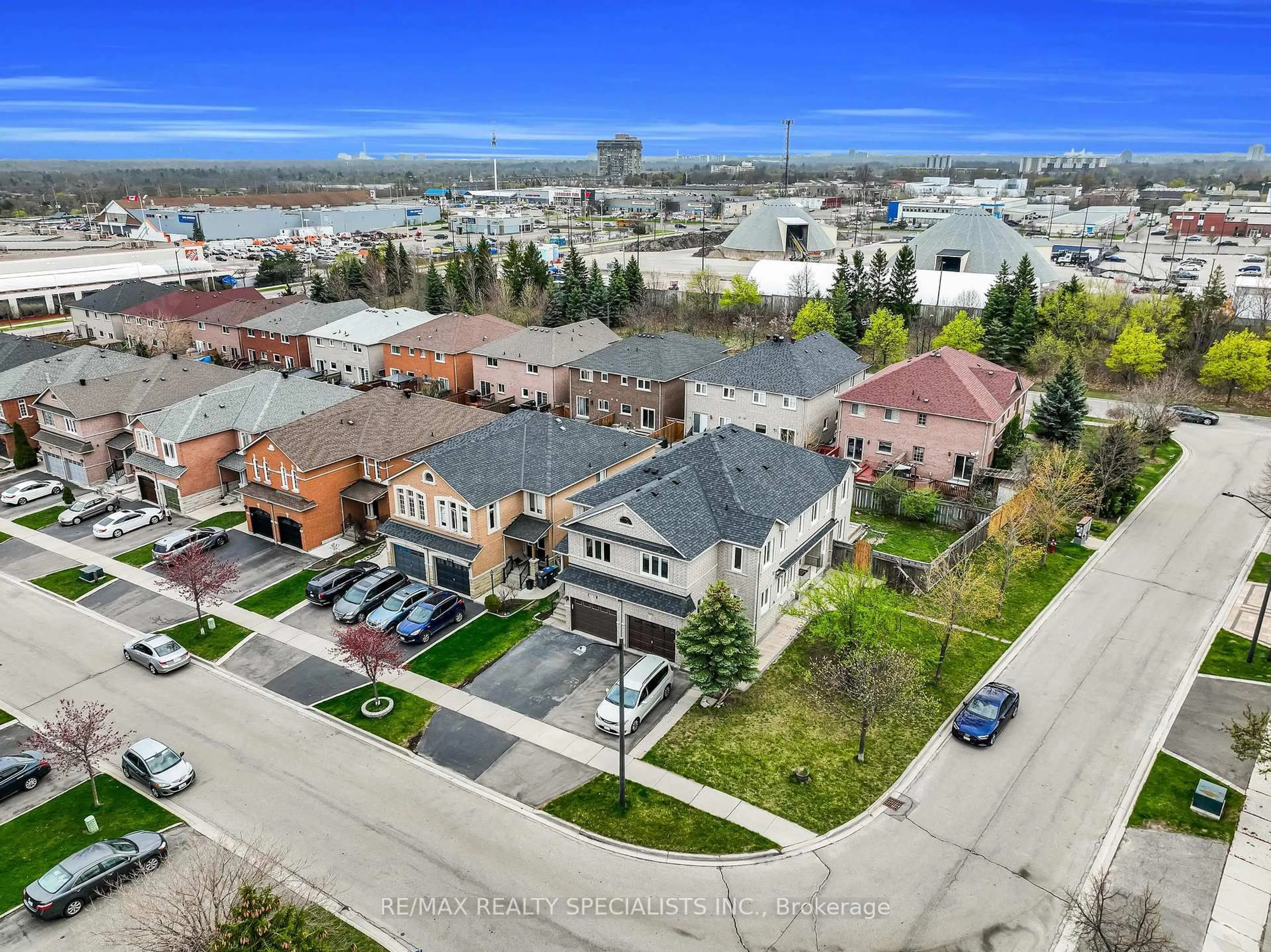 A pic from outside/outdoor area/front of a property/back of a property/a pic from drone, street for 3150 Wheatstone Ave, Mississauga Ontario L5B 4J1