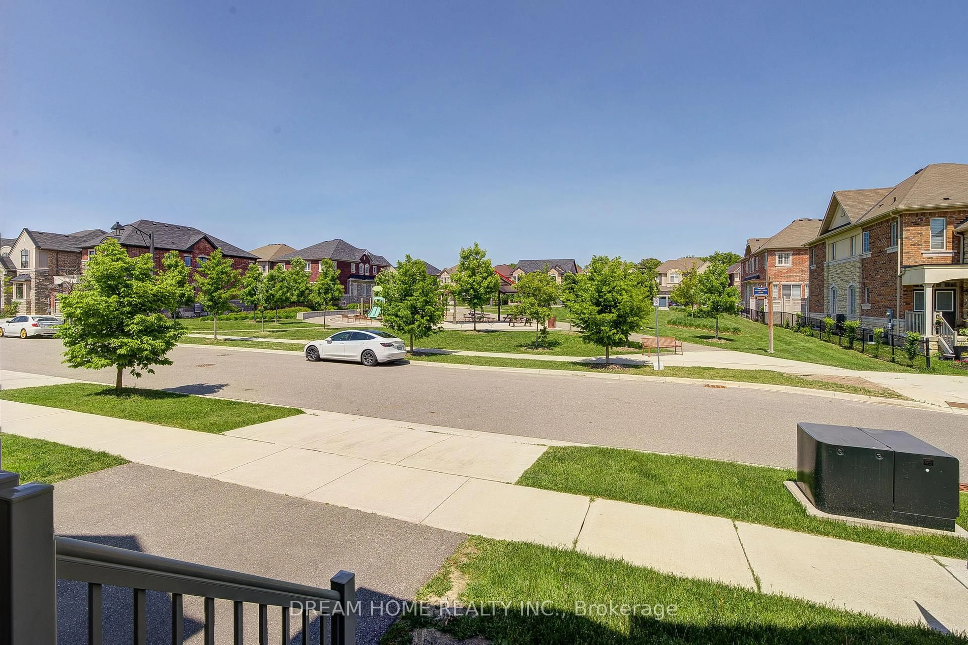 A pic from outside/outdoor area/front of a property/back of a property/a pic from drone, street for 3178 Buttonbush Tr, Oakville Ontario L6H 0T4
