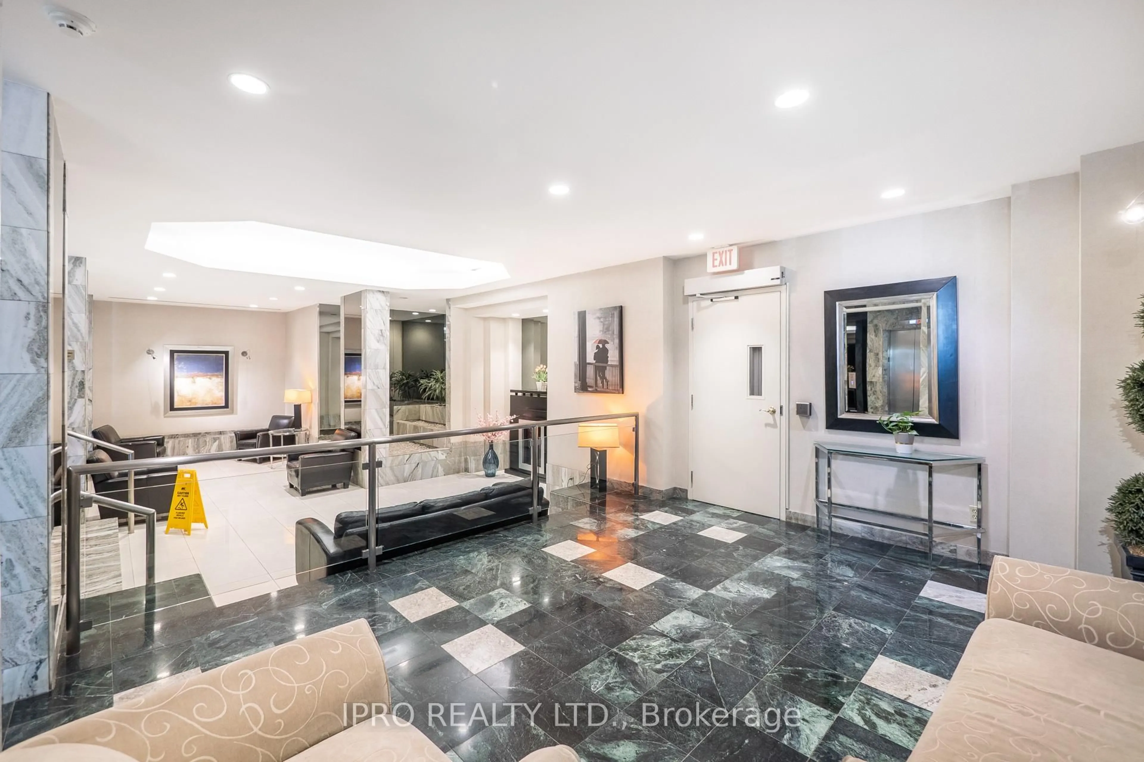 Indoor foyer for 4460 Tucana Crt #2106, Mississauga Ontario L5R 3K9