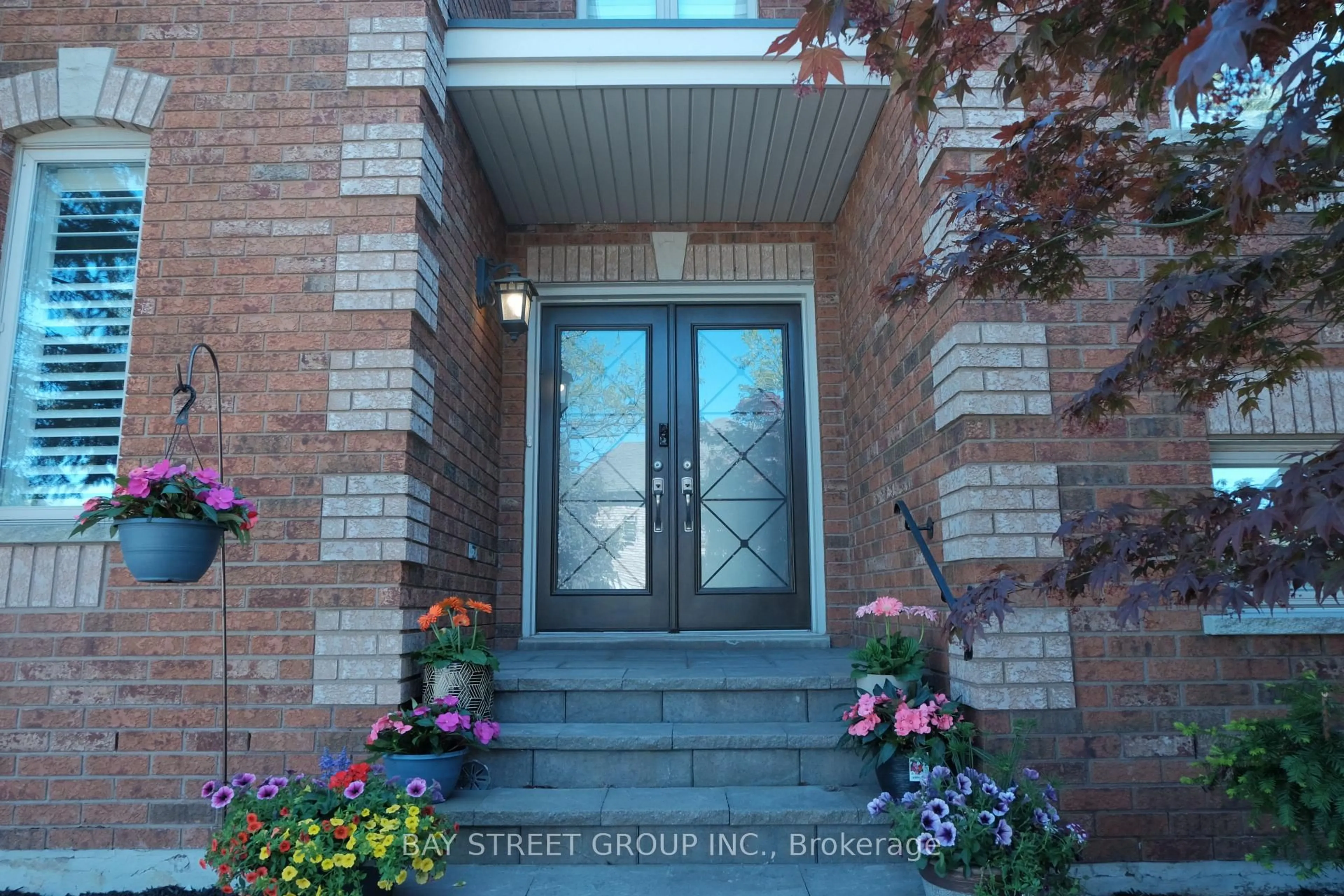 Indoor entryway for 385 Ambleside Dr, Oakville Ontario L6H 6P4