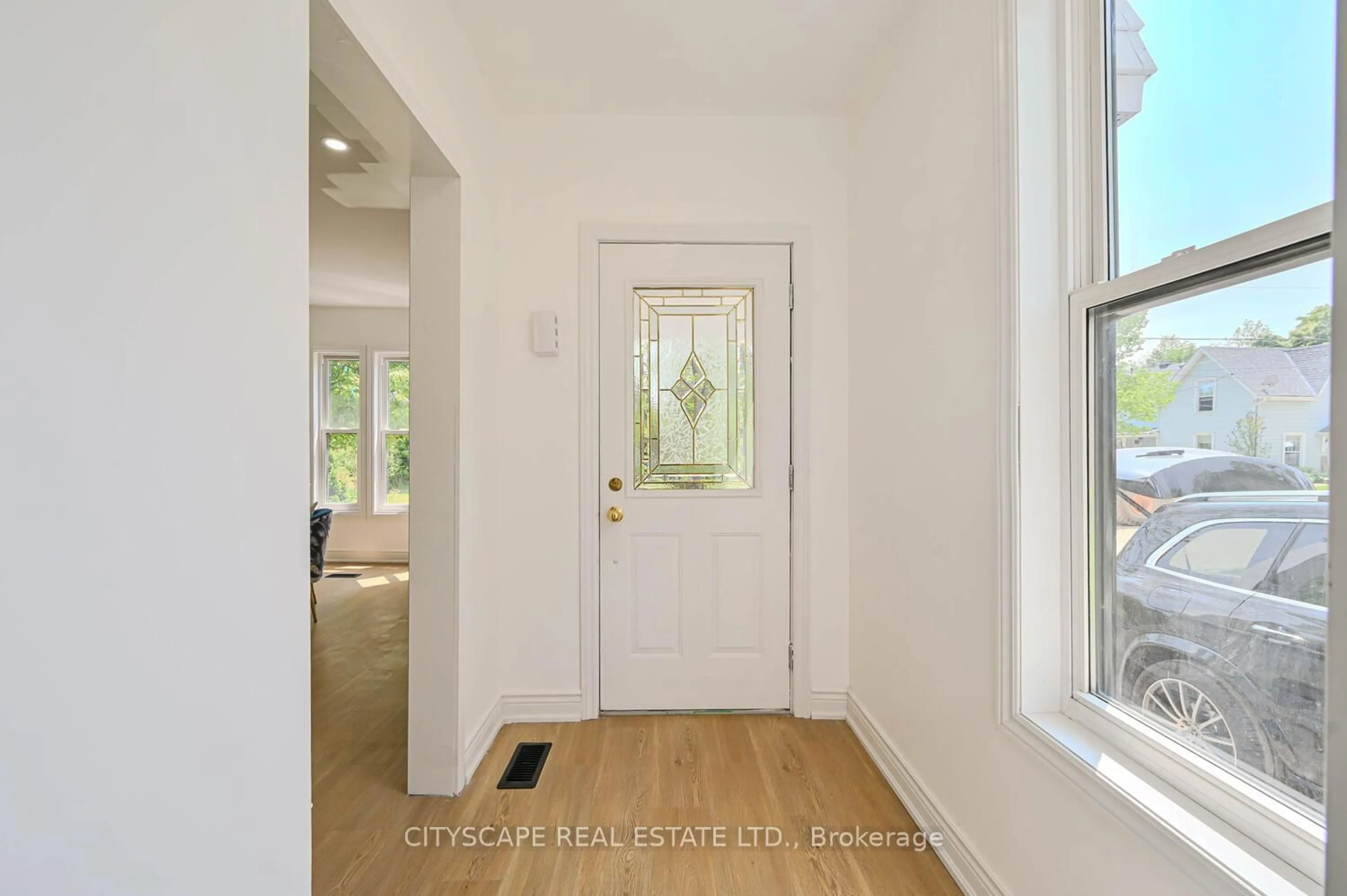 Indoor entryway for 54 Dayfoot Dr, Halton Hills Ontario L7G 2L1