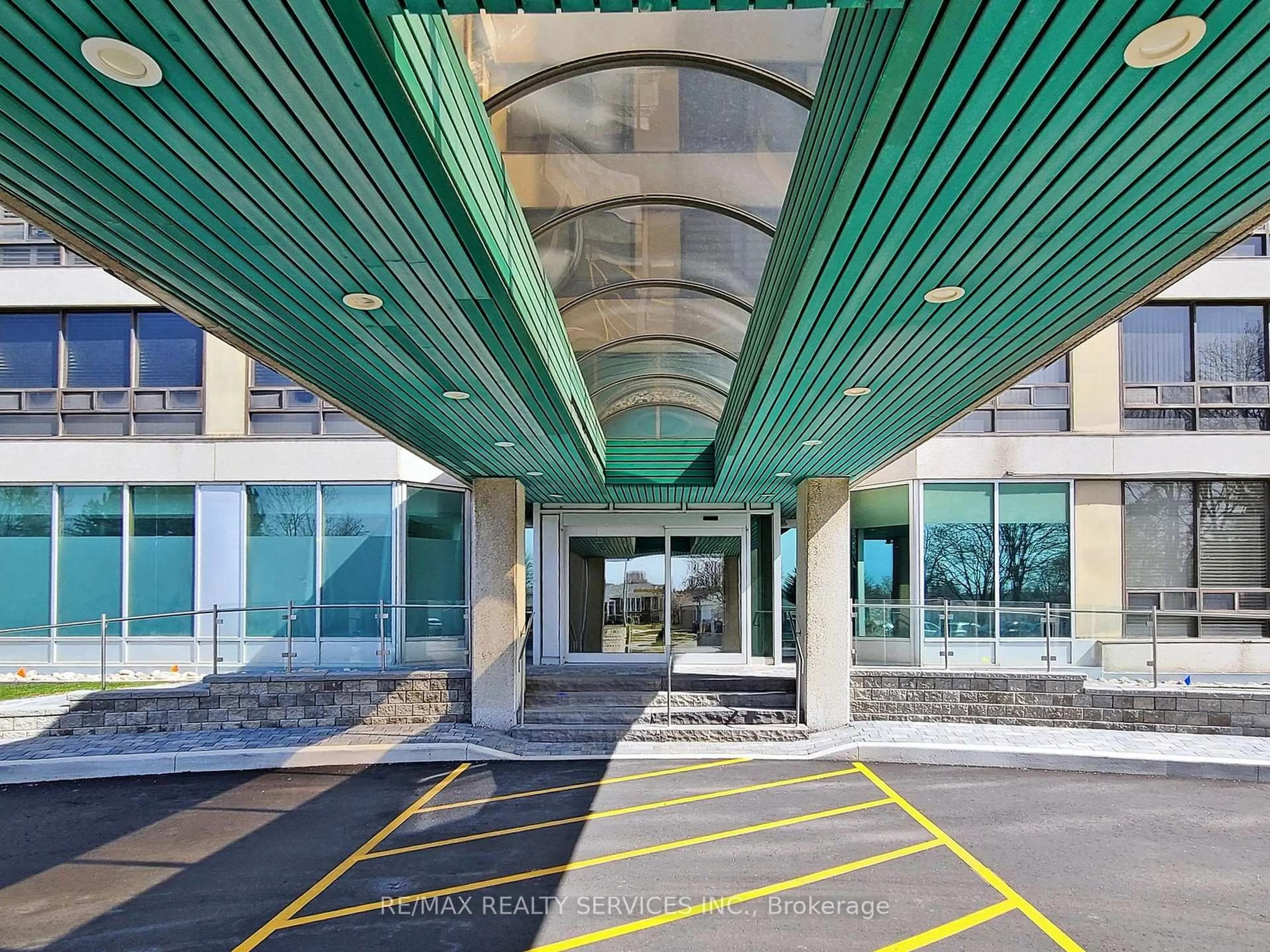 Indoor foyer for 330 Mill St #902, Brampton Ontario L6Y 3V3