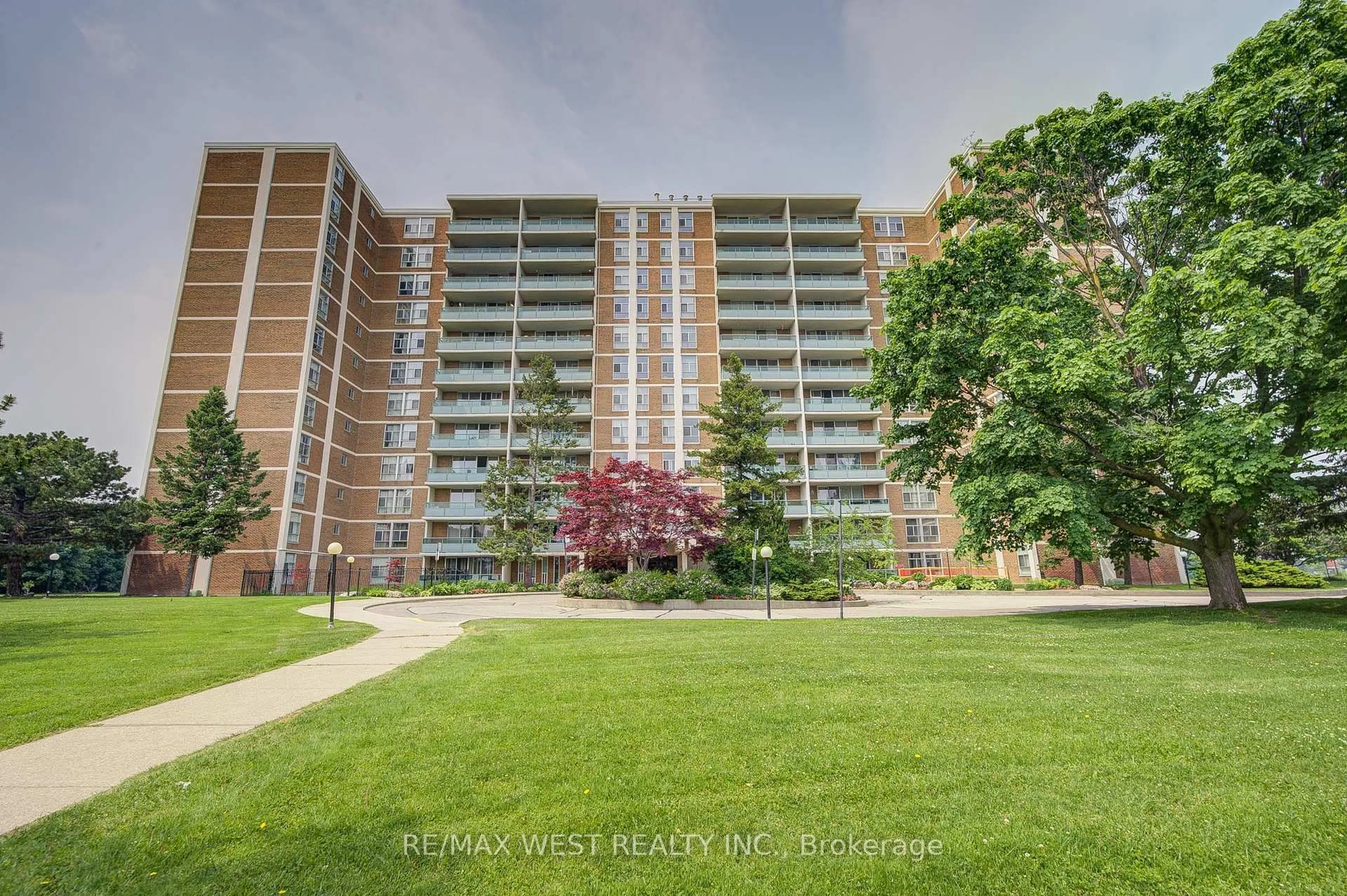 A pic from outside/outdoor area/front of a property/back of a property/a pic from drone, unknown for 44 Longbourne Dr #606, Toronto Ontario M9R 2M7