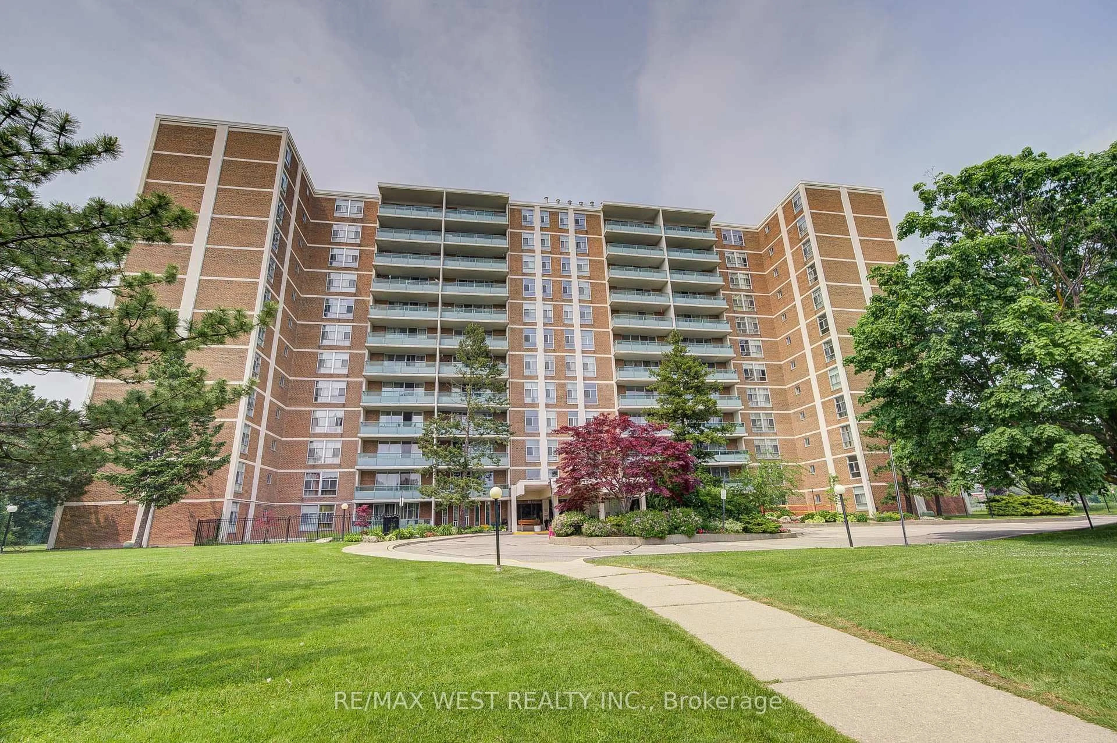 A pic from outside/outdoor area/front of a property/back of a property/a pic from drone, unknown for 44 Longbourne Dr #606, Toronto Ontario M9R 2M7