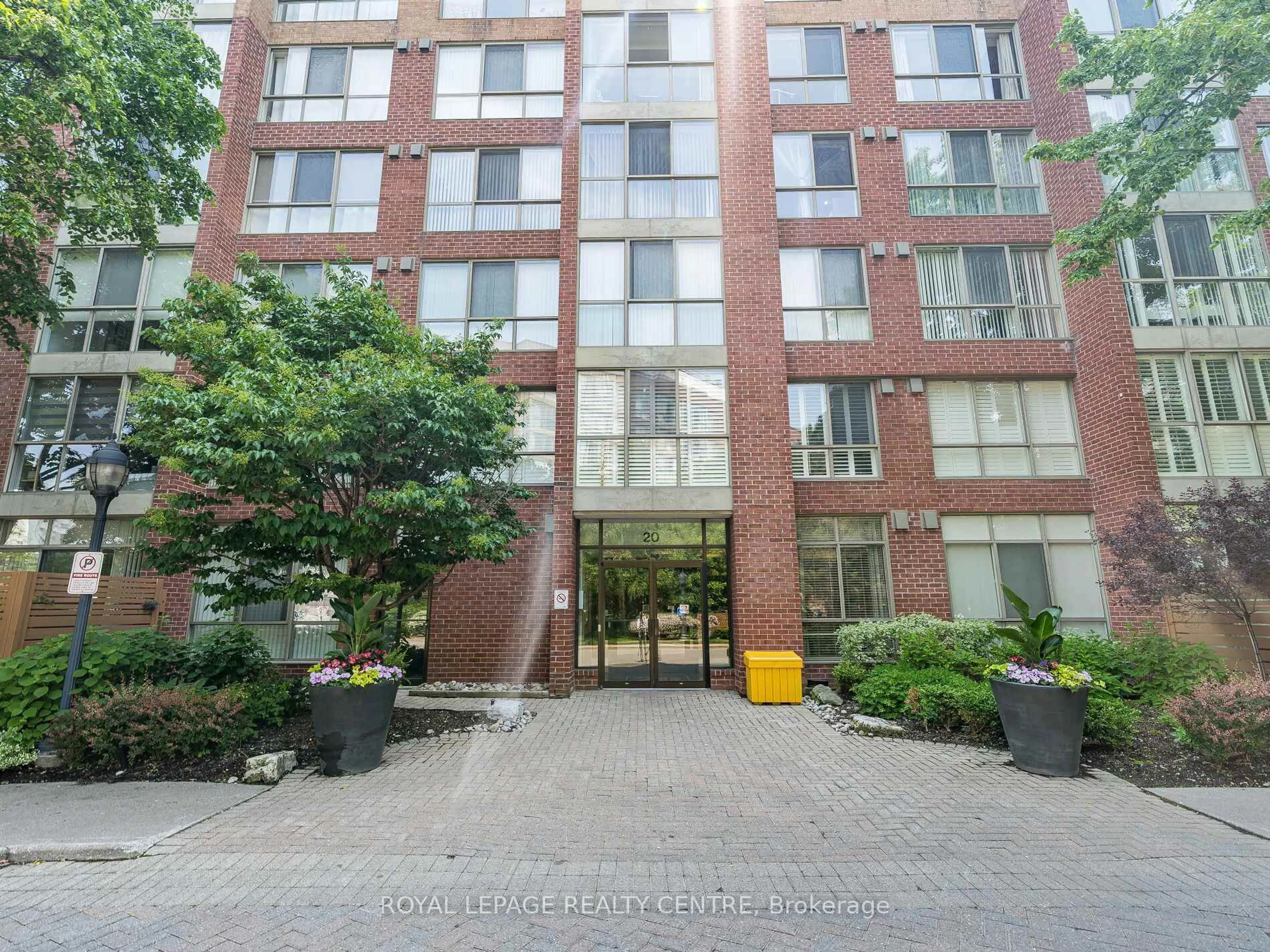 Indoor foyer for 20 Southport St #402, Toronto Ontario M6S 4Y8