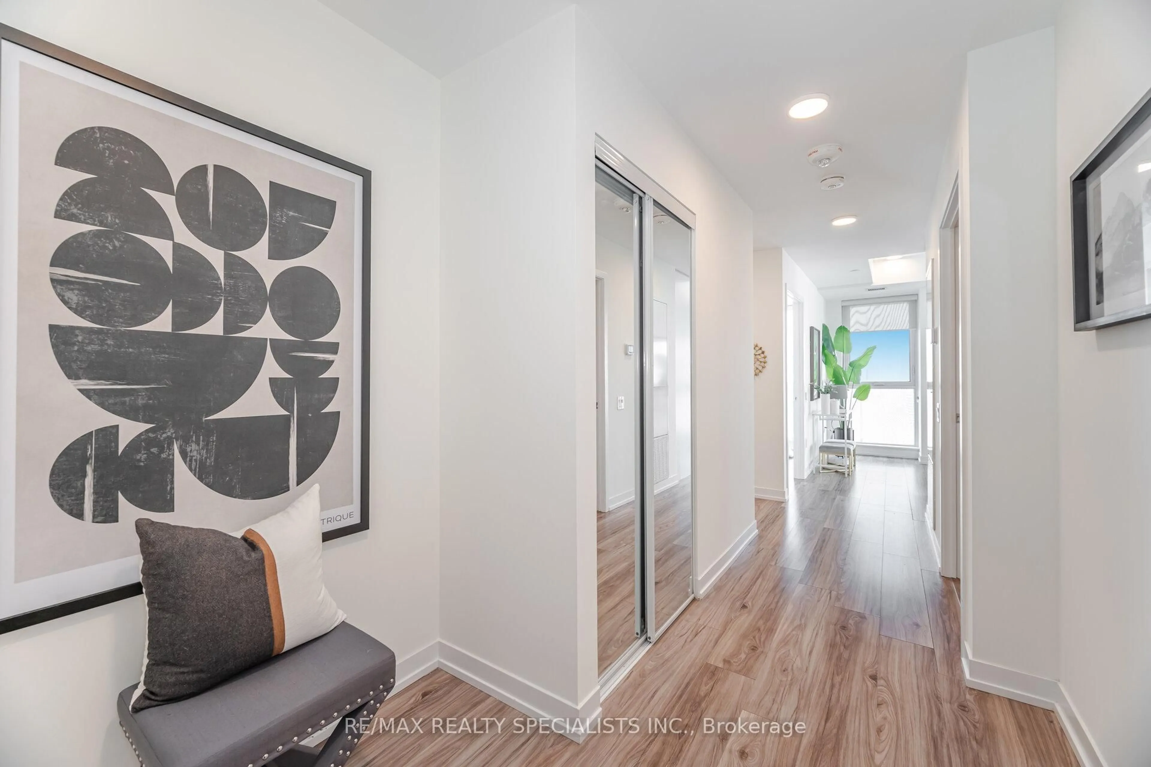 Indoor entryway for 4065 Confederation Pkwy #3808, Mississauga Ontario L5B 0L4
