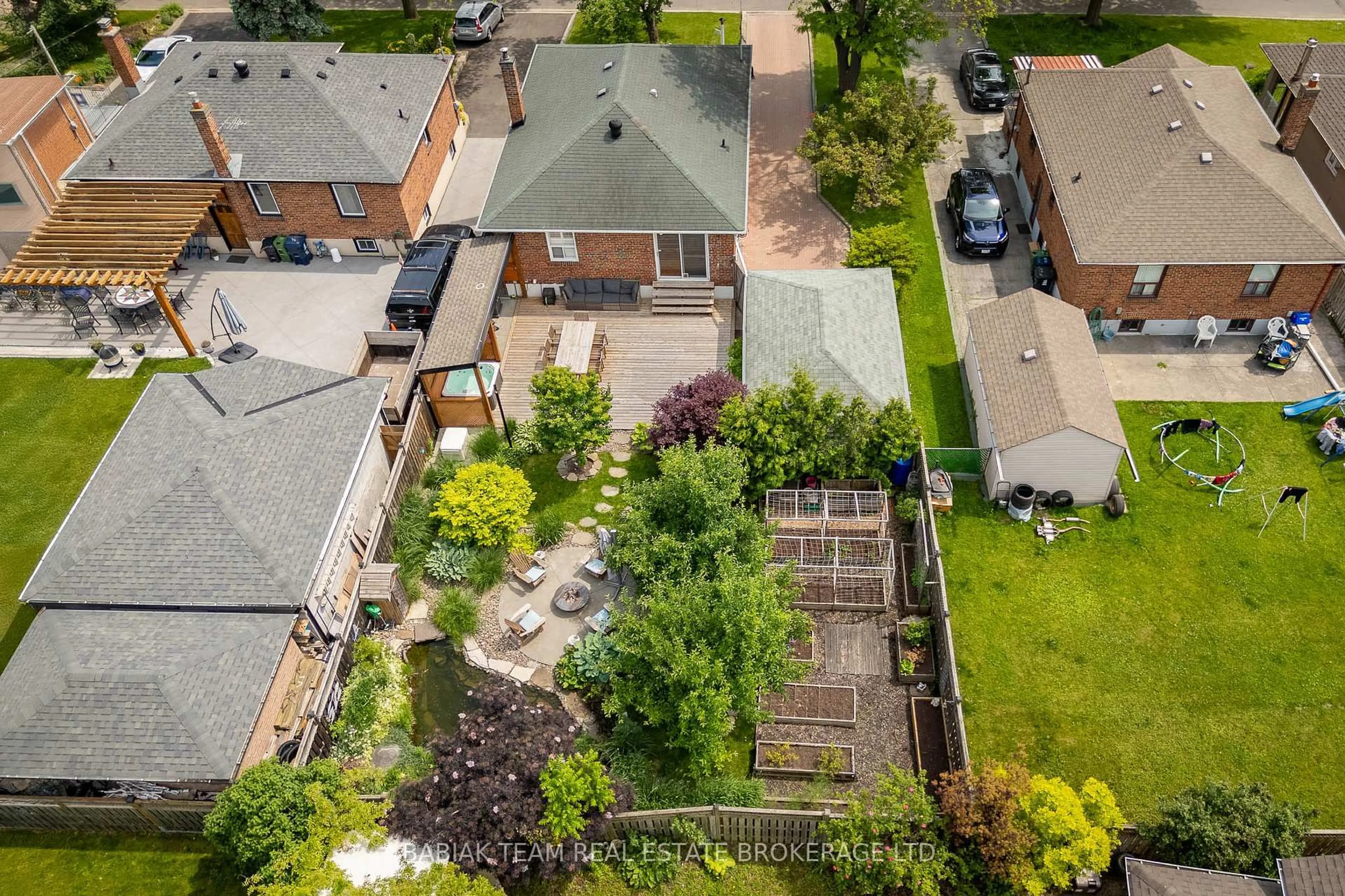 A pic from outside/outdoor area/front of a property/back of a property/a pic from drone, unknown for 6 Nagel Rd, Toronto Ontario M3M 1X8
