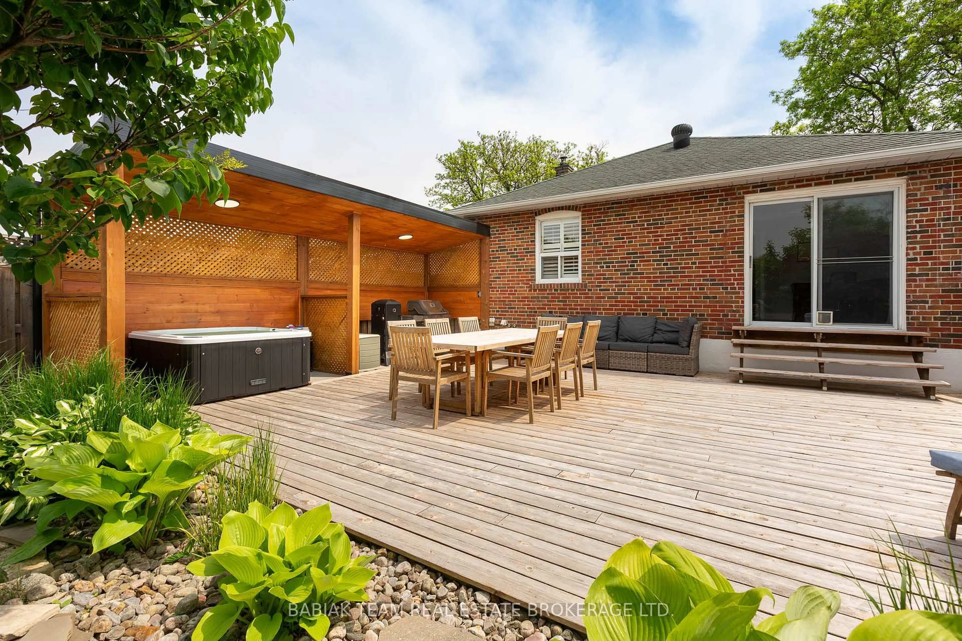 Patio, street for 6 Nagel Rd, Toronto Ontario M3M 1X8