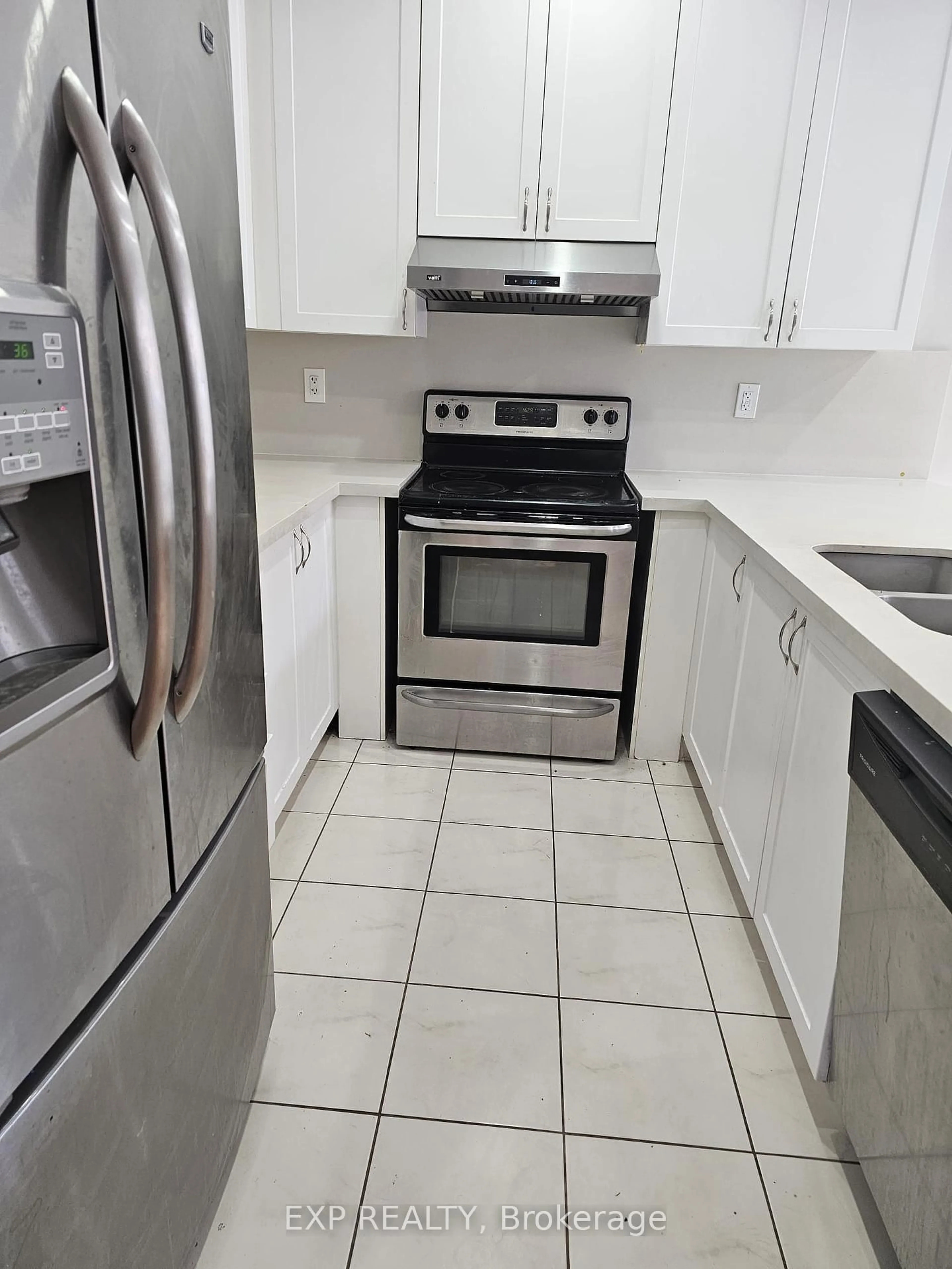 Standard kitchen, unknown for 25 Pentonville Rd, Brampton Ontario L6R 3R9