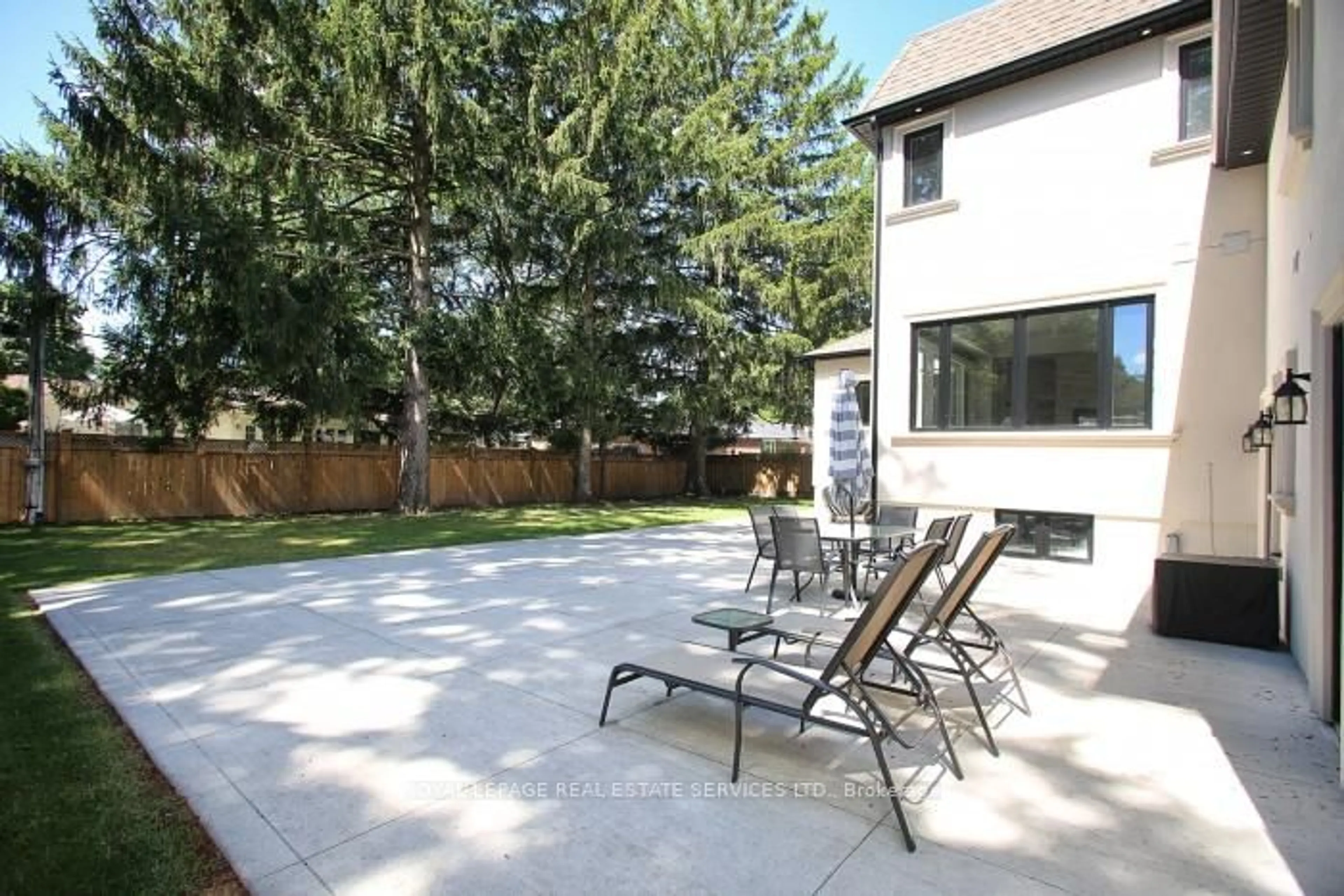 Patio, street for 375 Arden Cres, Burlington Ontario L7L 2A7