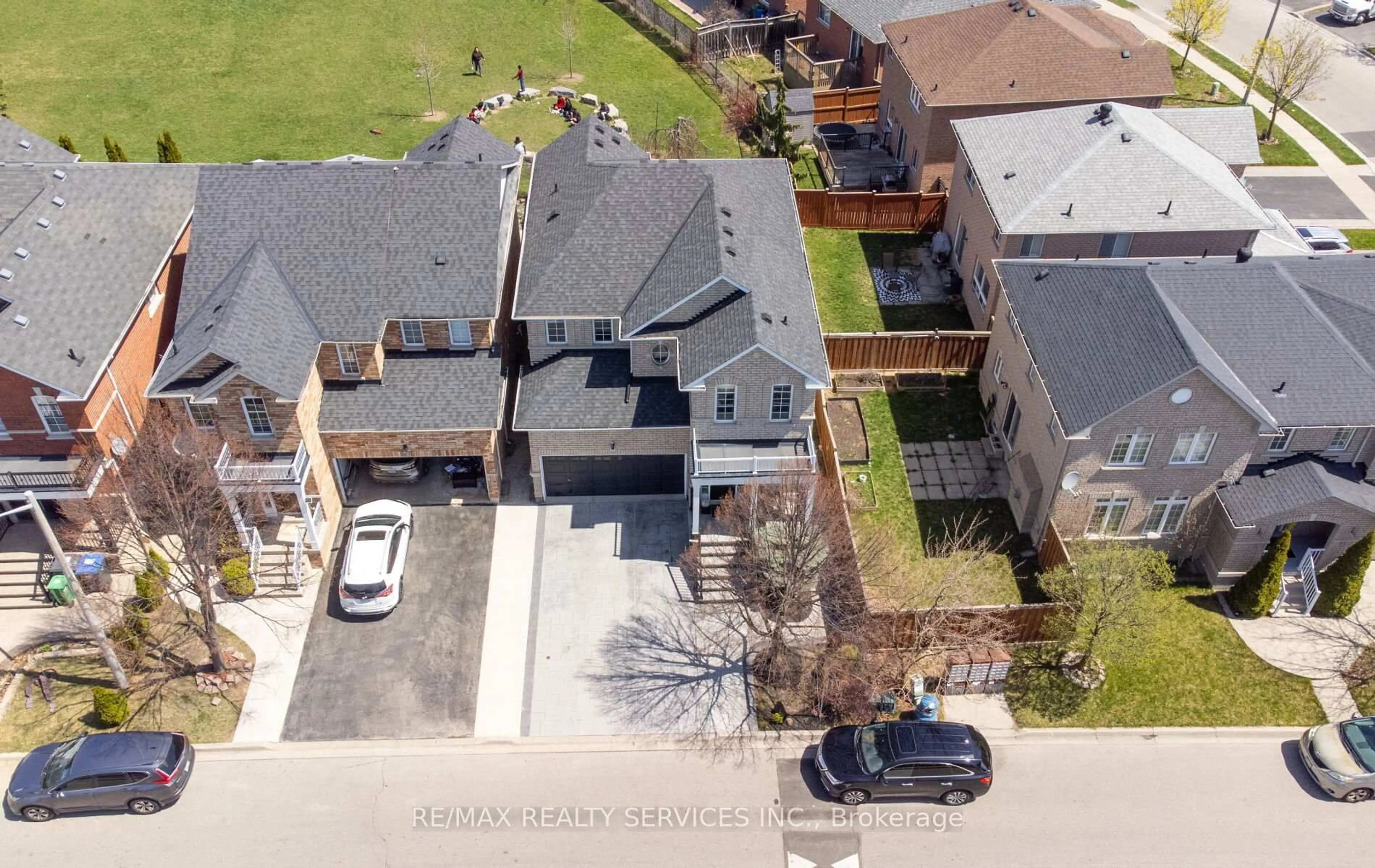A pic from outside/outdoor area/front of a property/back of a property/a pic from drone, street for 3 Beavervalley Dr, Brampton Ontario L7A 3L5