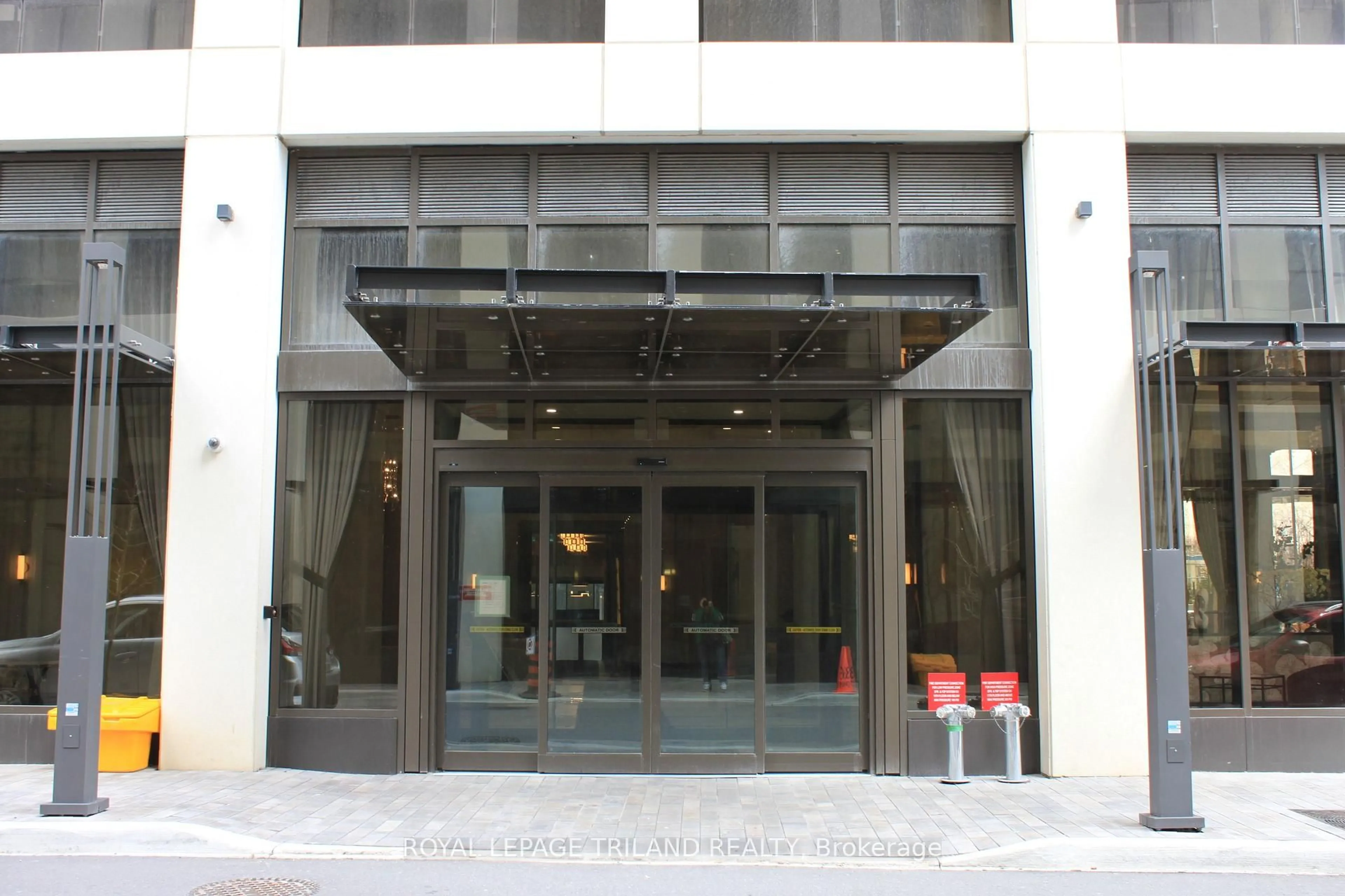 Indoor foyer for 30 Elm Dr #3008, Mississauga Ontario L5B 0N6