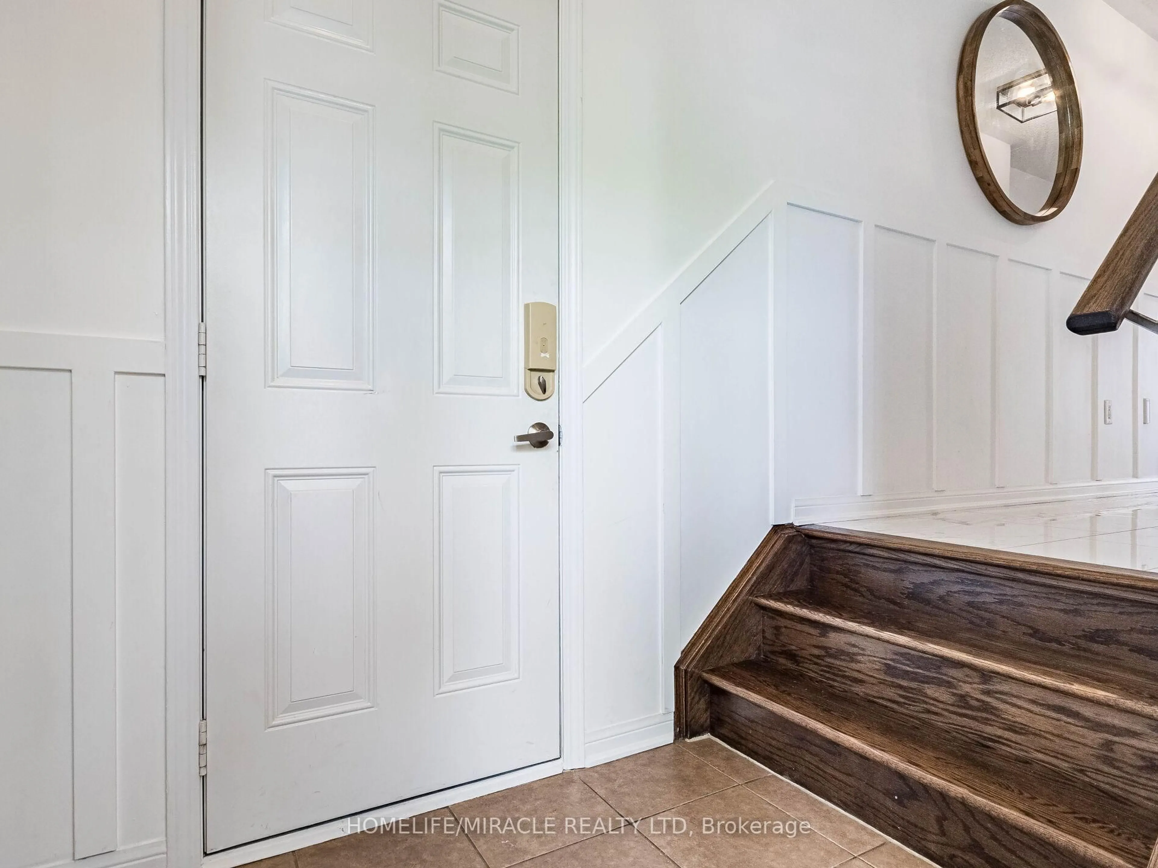 Indoor entryway for 55 Mccandless Crt, Milton Ontario L9T 2C4