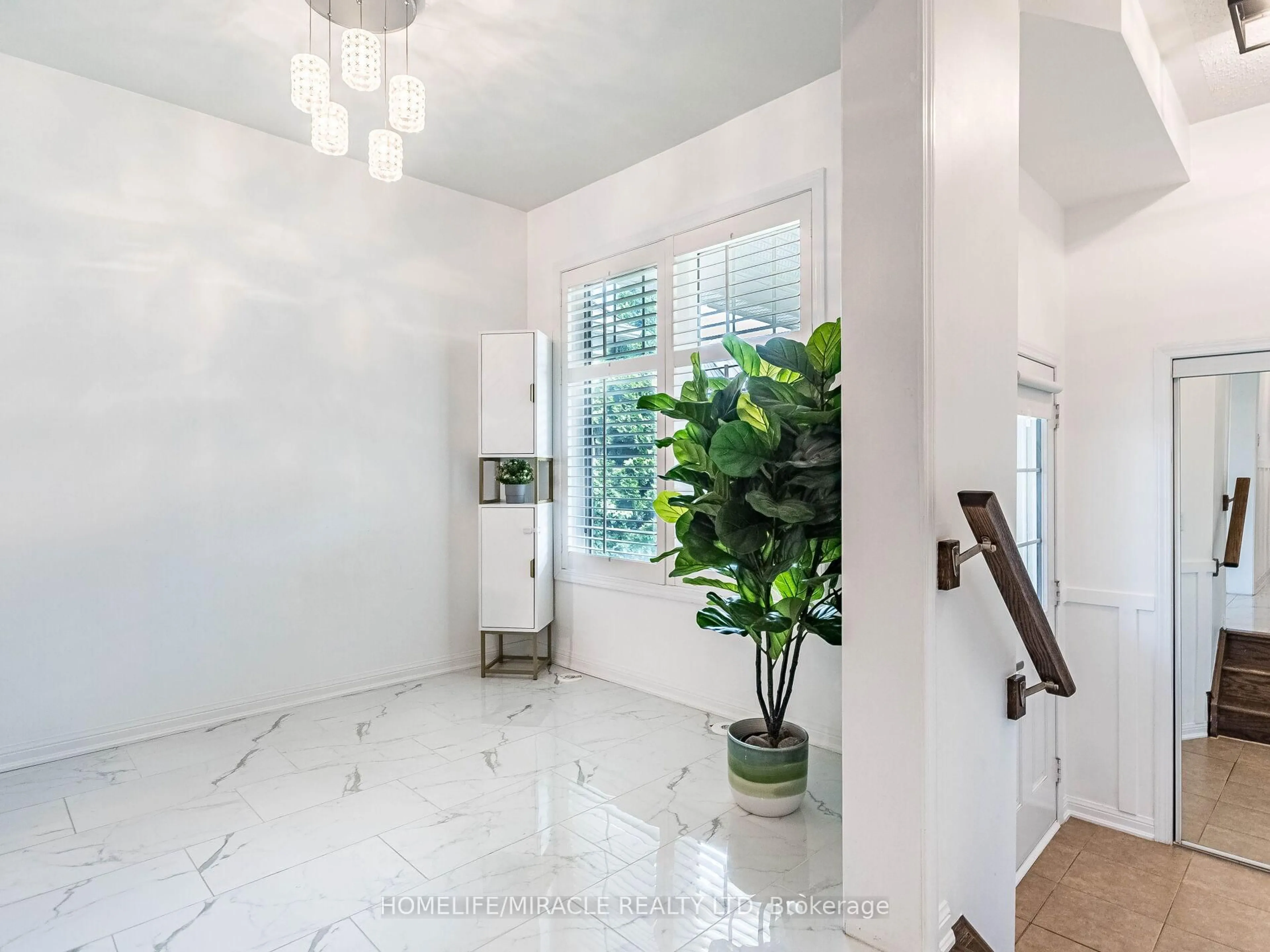 Indoor entryway for 55 Mccandless Crt, Milton Ontario L9T 2C4
