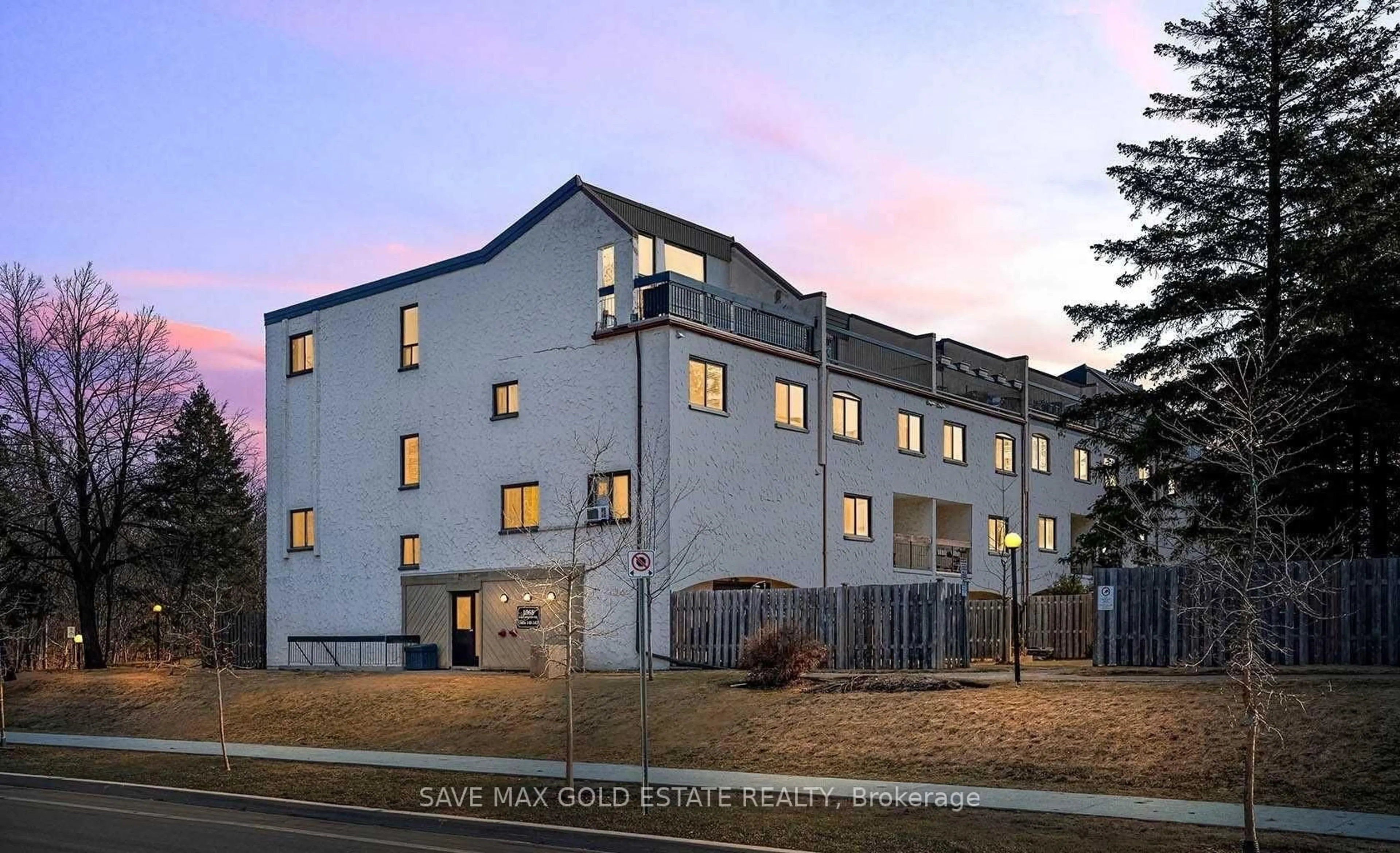 A pic from outside/outdoor area/front of a property/back of a property/a pic from drone, building for 1066 FALGARWOOD Dr #165, Oakville Ontario L6H 2P3
