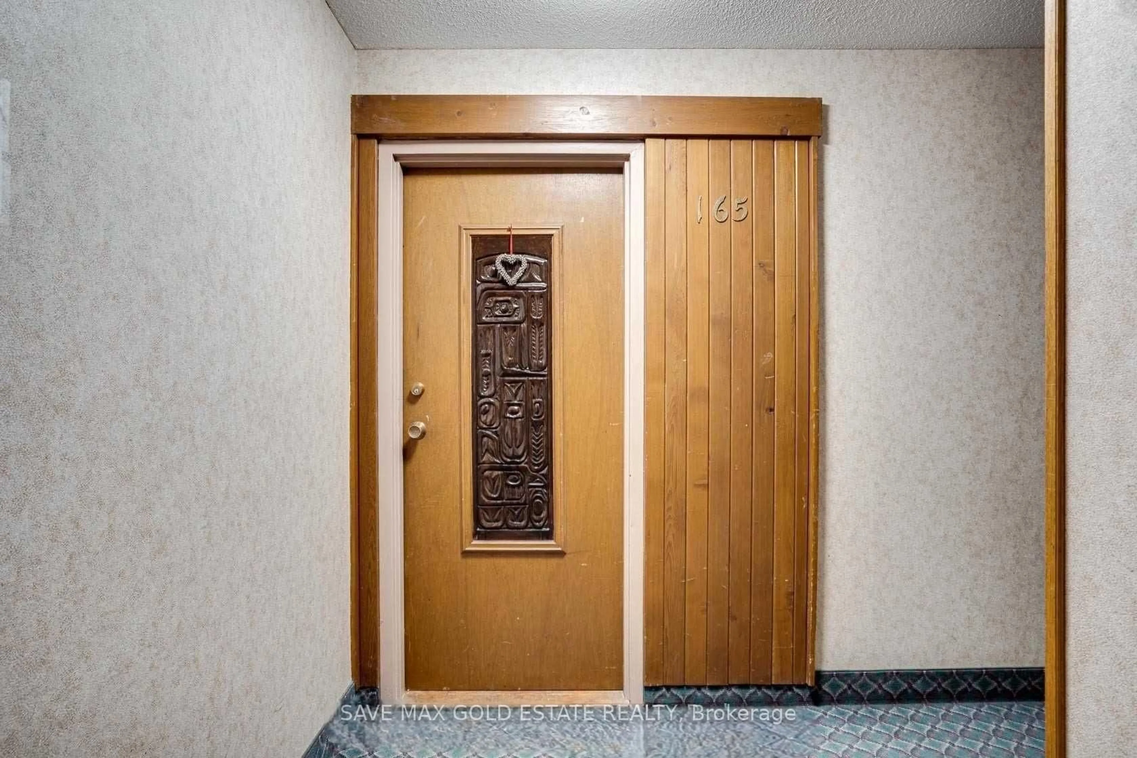 Indoor foyer for 1066 FALGARWOOD Dr #165, Oakville Ontario L6H 2P3