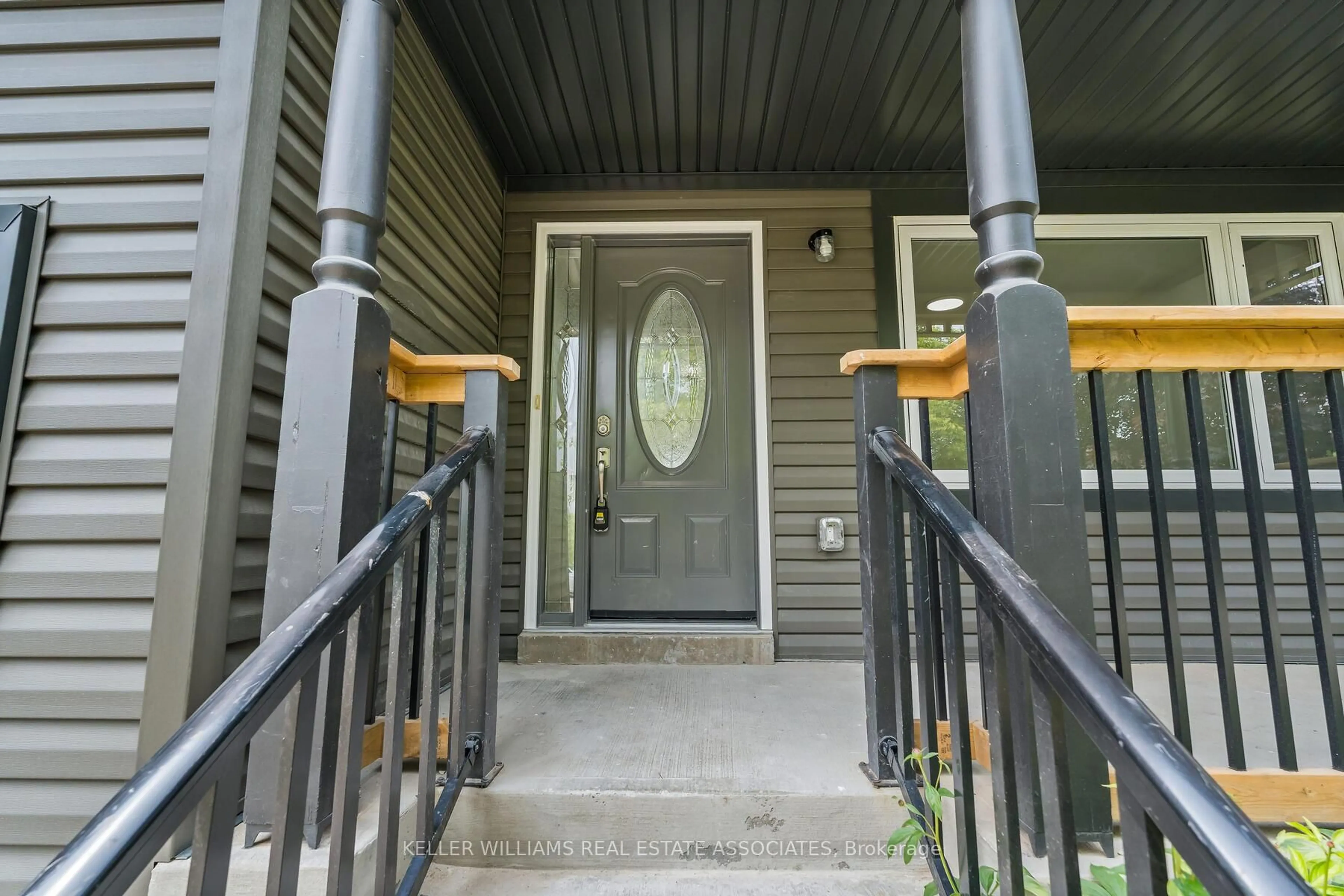 Indoor entryway for 65 Somerville Rd, Halton Hills Ontario L7J 2Z7
