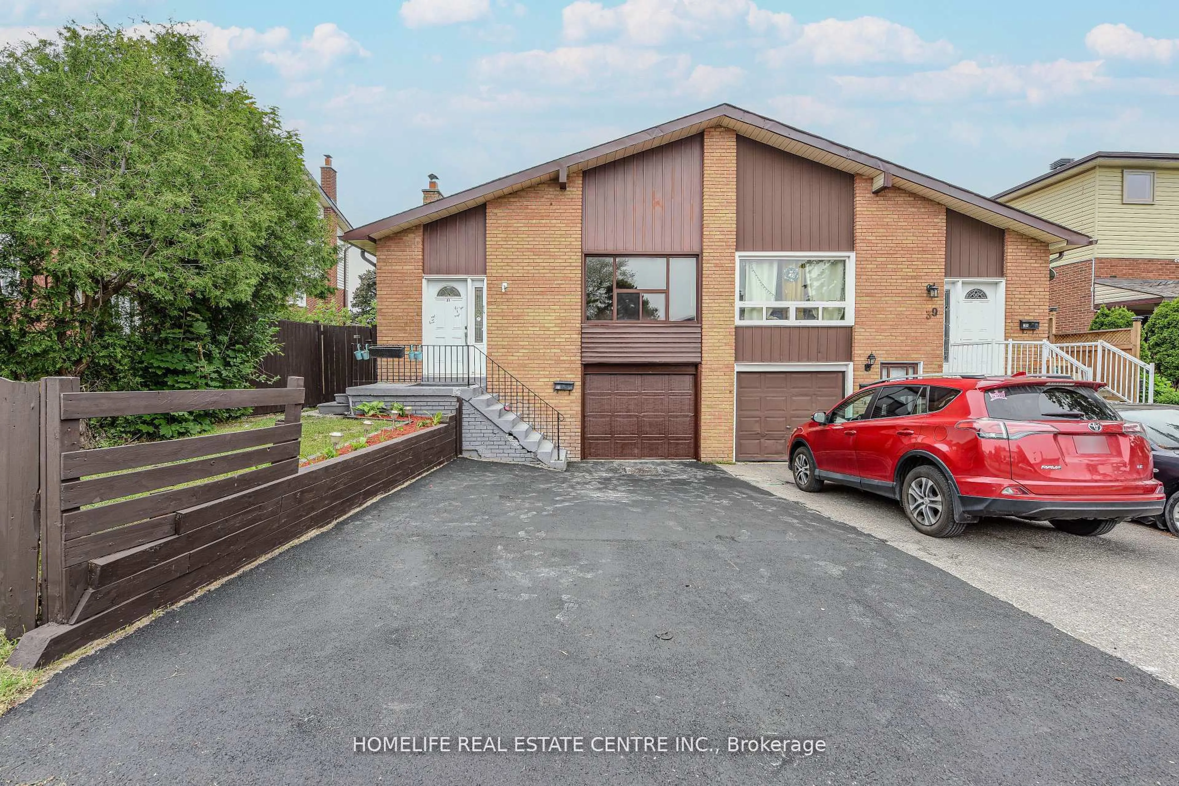 A pic from outside/outdoor area/front of a property/back of a property/a pic from drone, street for 37 Newlyn Cres, Brampton Ontario L6V 3A9